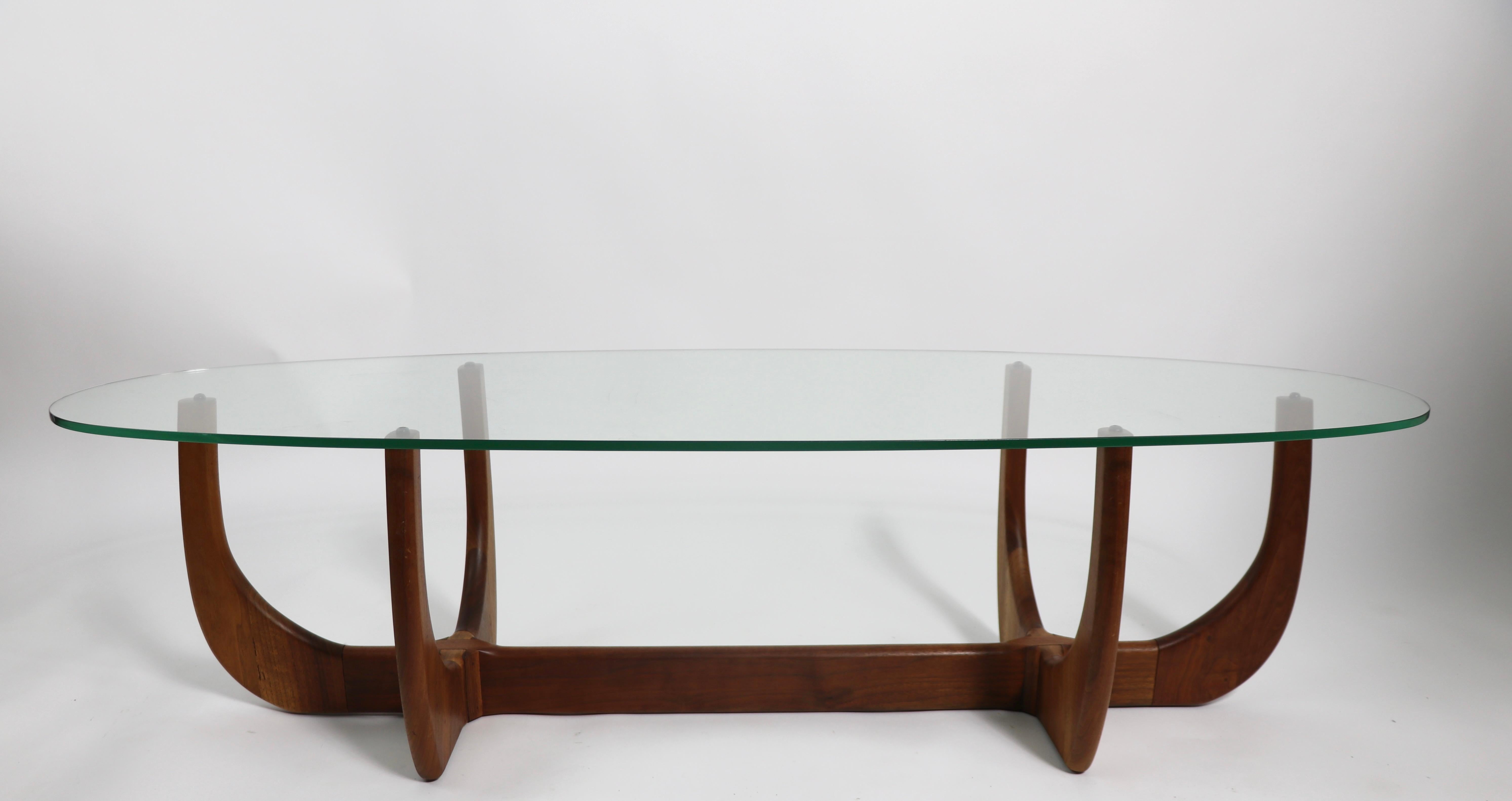 Chic sophisticated mid century coffee table designed by Harvey Probber. The table features an organic sculptural wood base and thick ( 3/8 in. ) oval glass top. This example is in very fine, original, clean and ready to use condition.
Unusual piece