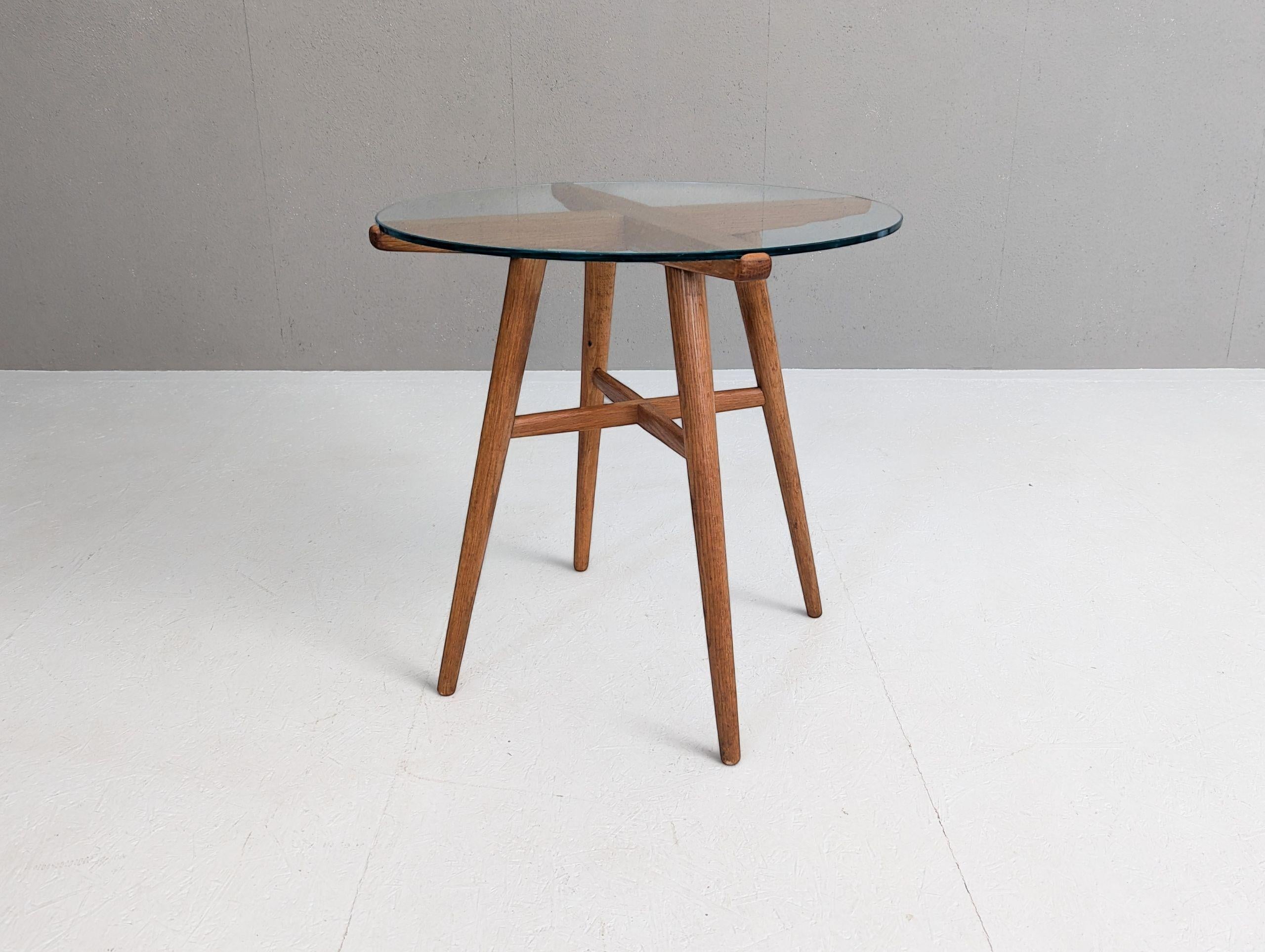 Rare table basse du milieu du siècle, magnifiquement équilibrée, conçue par l'architecte tchèque Jiří (J. M.) A&M-One pour Krásná Jizba, en Tchécoslovaquie, à la fin des années 1940.

Ce design raffiné se caractérise par une base en bois de hêtre