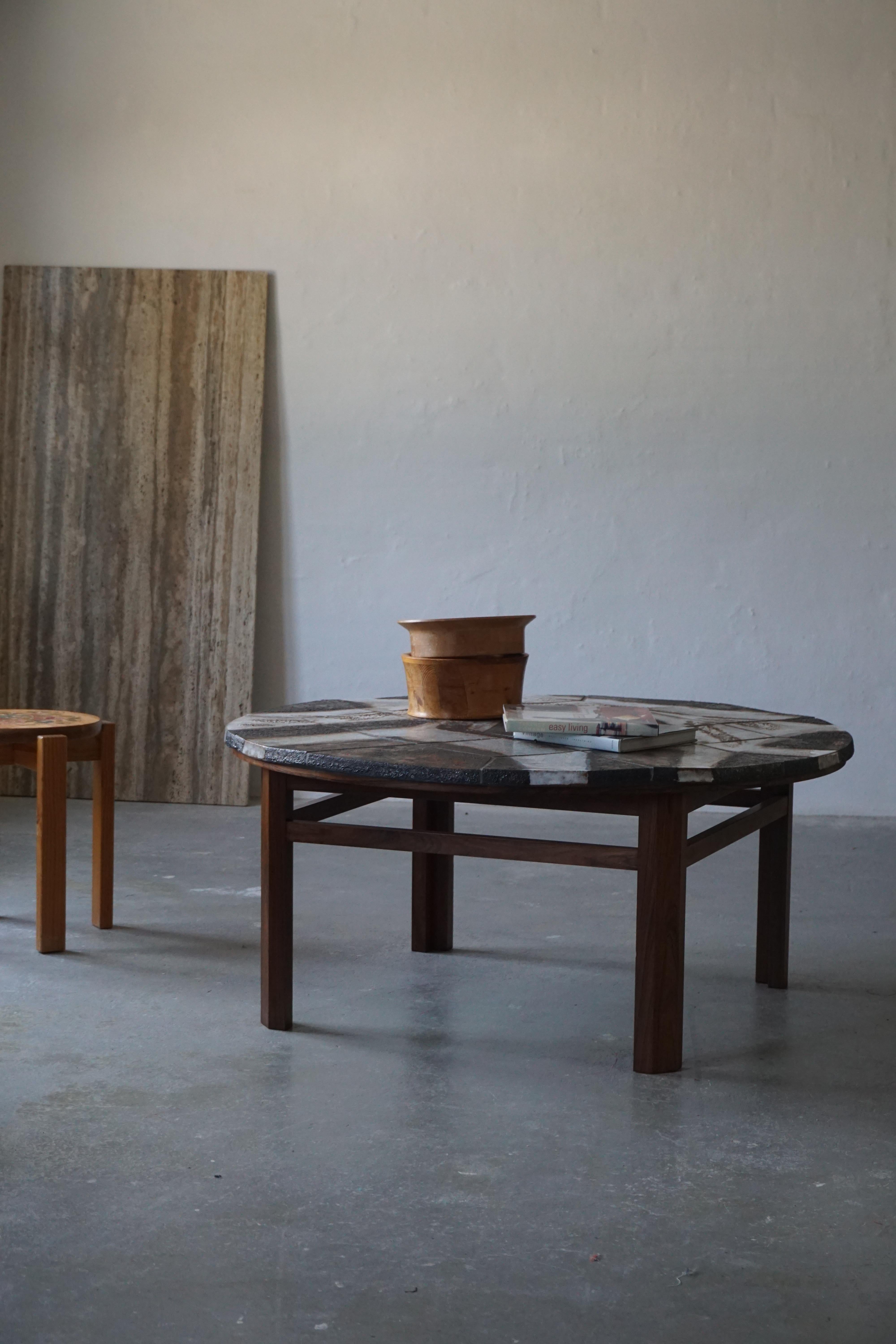 Mid century round coffee table by Danish designer Ole Bjørn Krüger in stoneware and rosewood, 1960s.

The coffee table is in a good overall vintage condition.