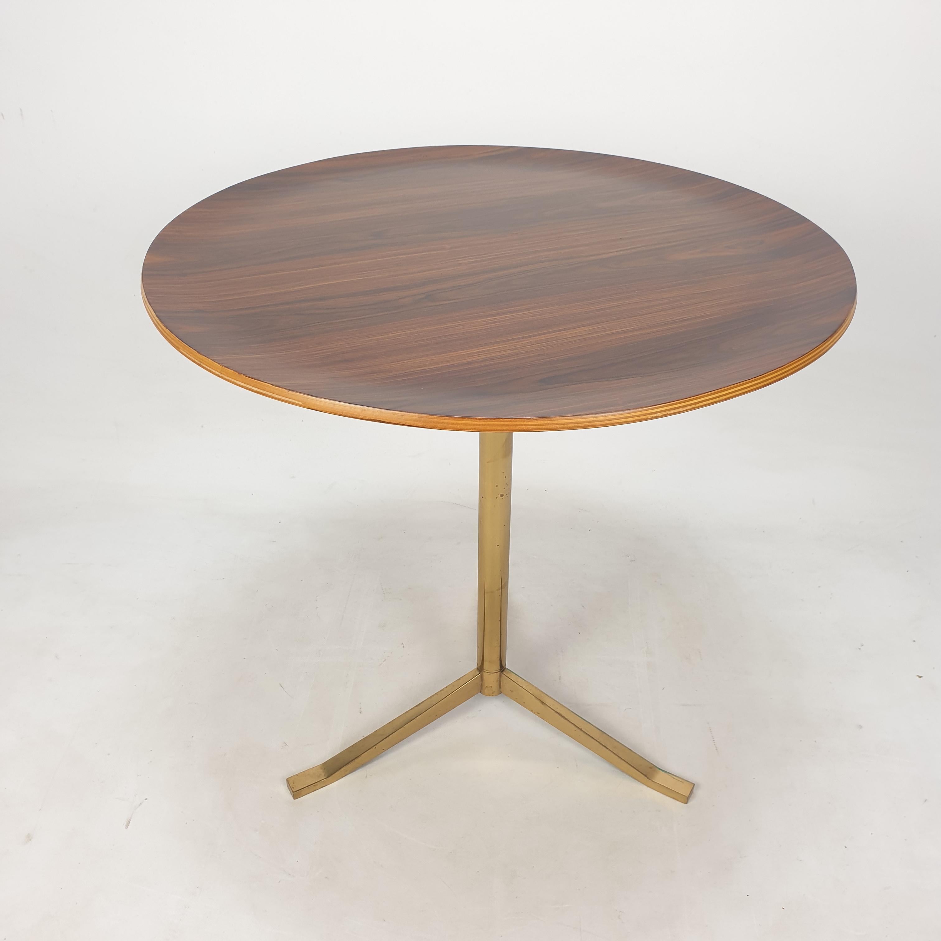 Rare coffee table designed by Osvaldo Borsani and produced by Arredamenti Borsani, Varedo, 1950s.

Beautiful shaped brass leg with a round walnut wooden plate.