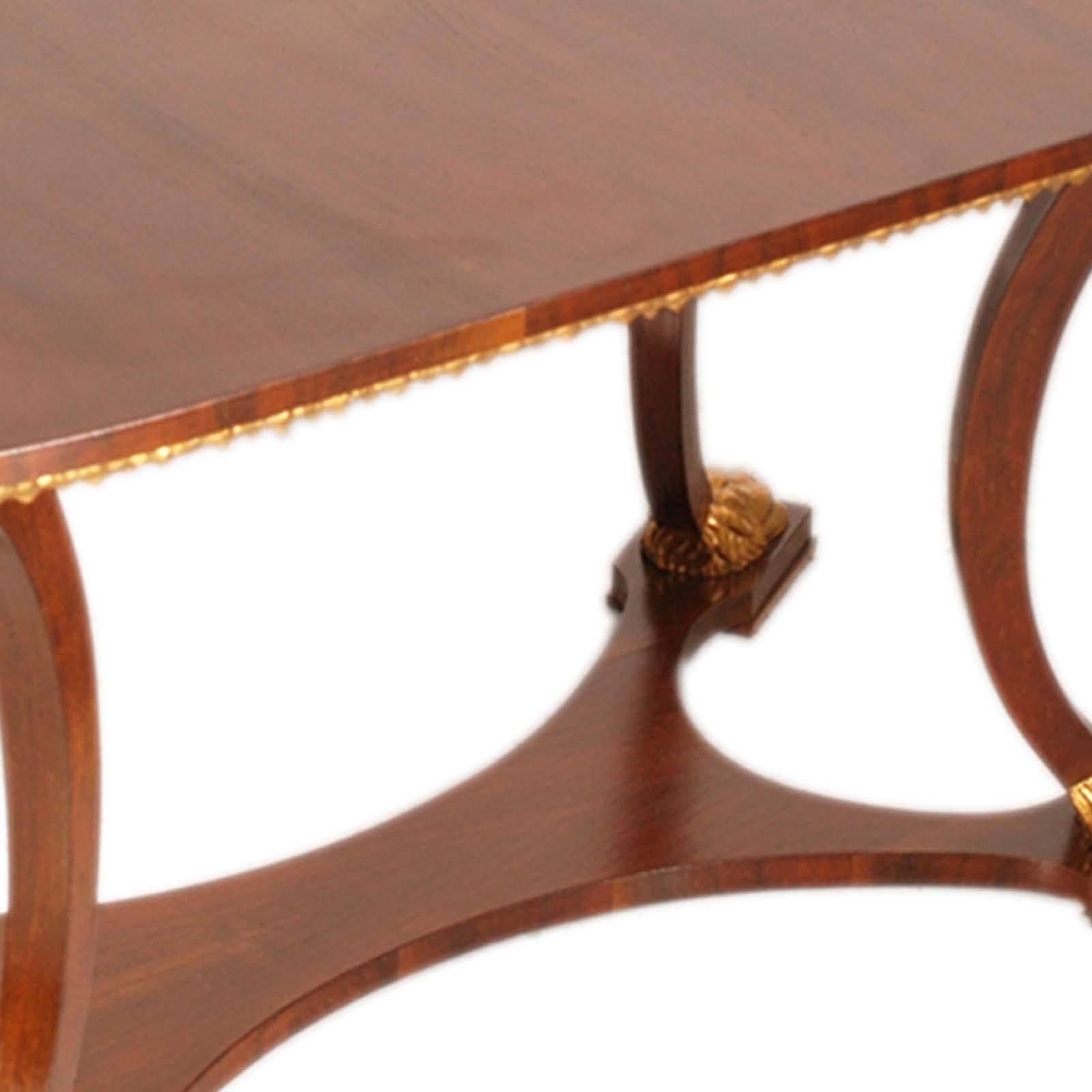 Couchtisch aus Nussbaumholz, Mitte des Jahrhunderts, von Palazzi dell'Arte Cantù, Paolo Buffa zugeschrieben, mit umlaufender Platte und Löwenfüßen aus Blattgold. Abgerundete Spitze . Elegant und modern mit einer klassischen Barockform

ÜBER PAOLO