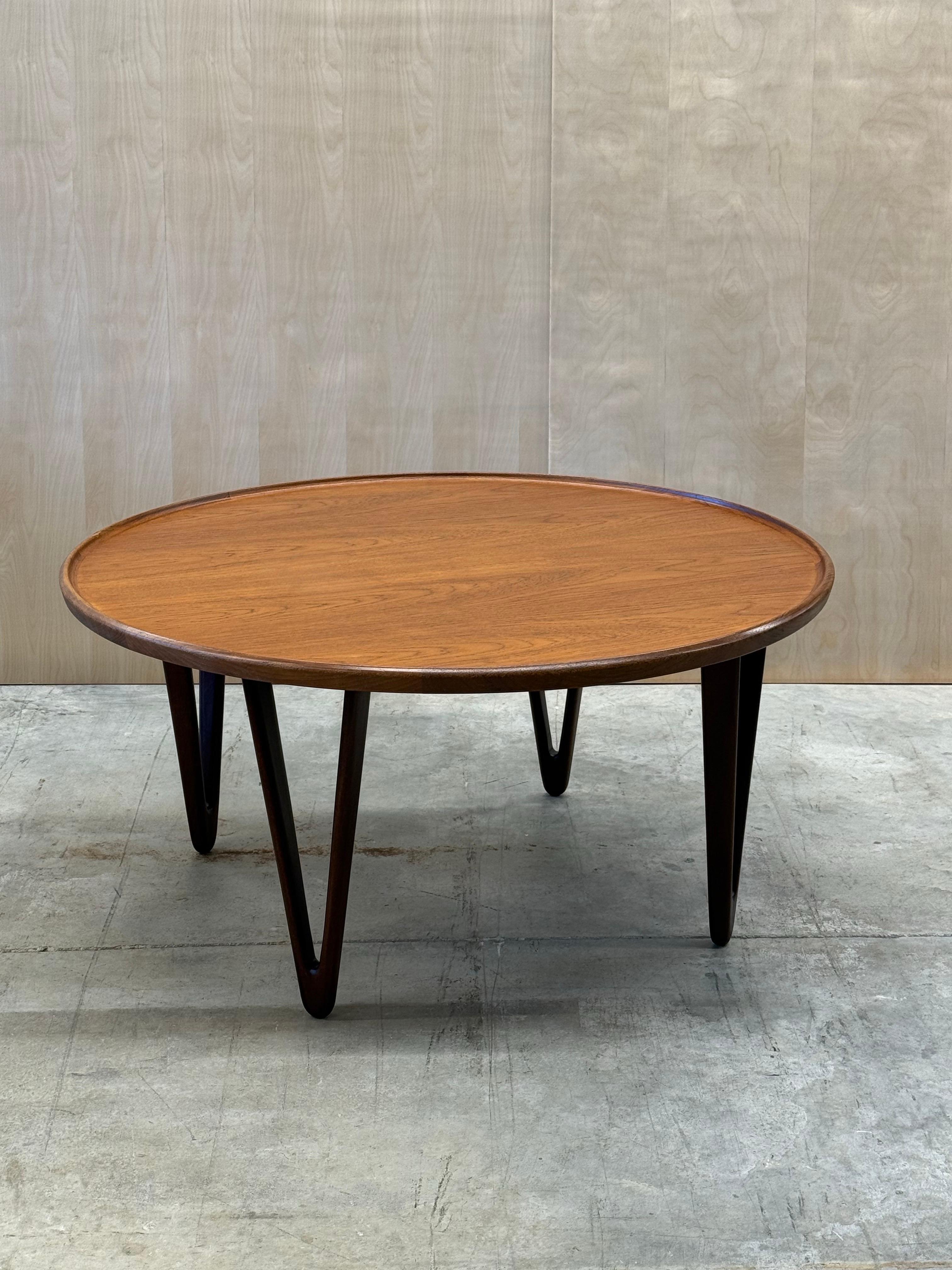 Table basse du milieu du siècle conçue par Tove et Edvard Kindt-Lars, fabriquée au Danemark vers les années 1950. La table est fabriquée en bois de teck chaud. Le dessus est circulaire avec un petit rebord surélevé qui ajoute un peu de dimension et