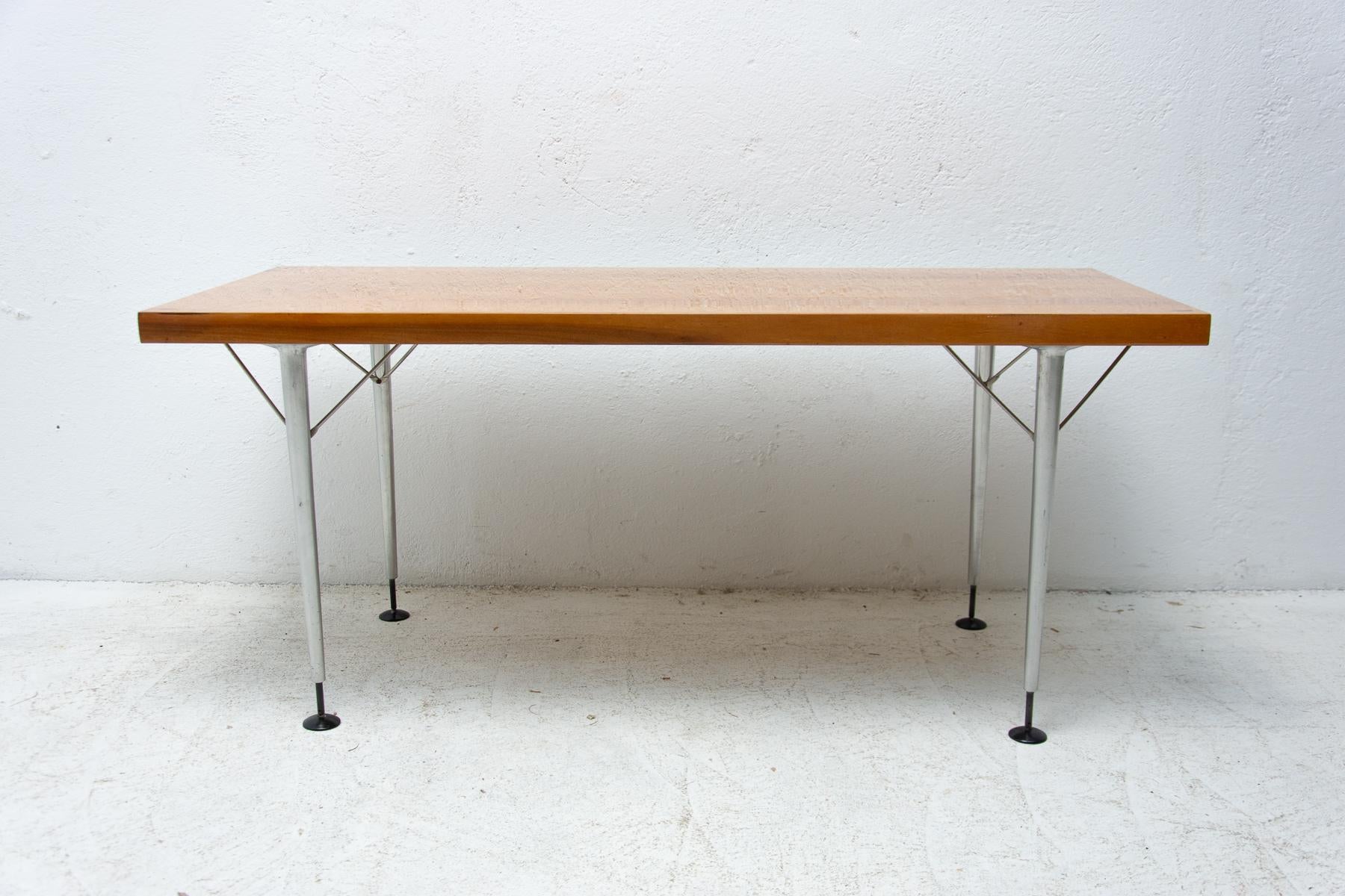 Cette table basse a été fabriquée par ÚP Závody dans l'ancienne Tchécoslovaquie dans les années 1960. La table rappelle l'école de design scandinave et se caractérise par sa simplicité et les joints métalliques sous le plateau du bureau. La table