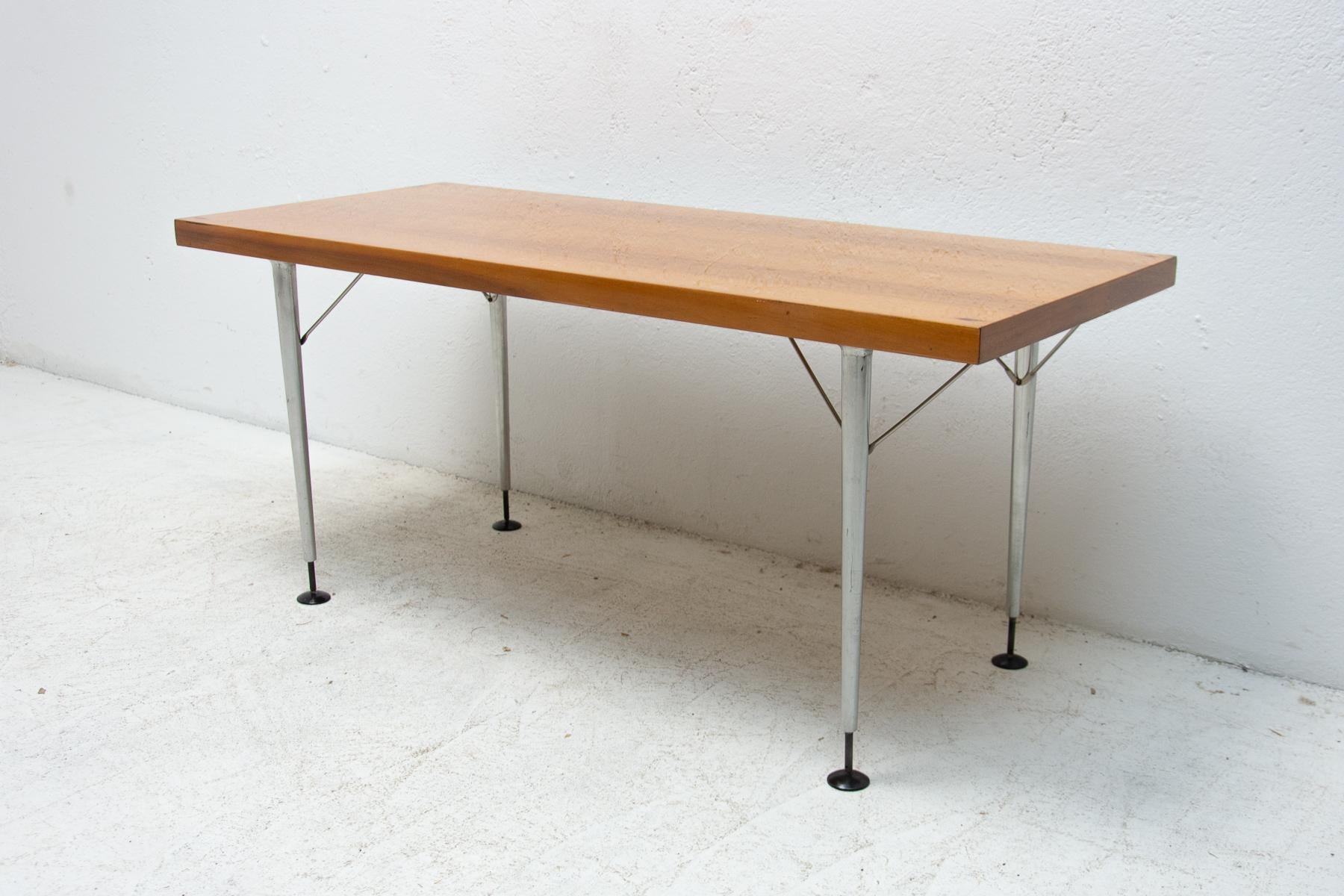 Table basse du milieu du siècle dernier de Up Zavody, années 1960, Tchécoslovaquie Bon état - En vente à Prague 8, CZ