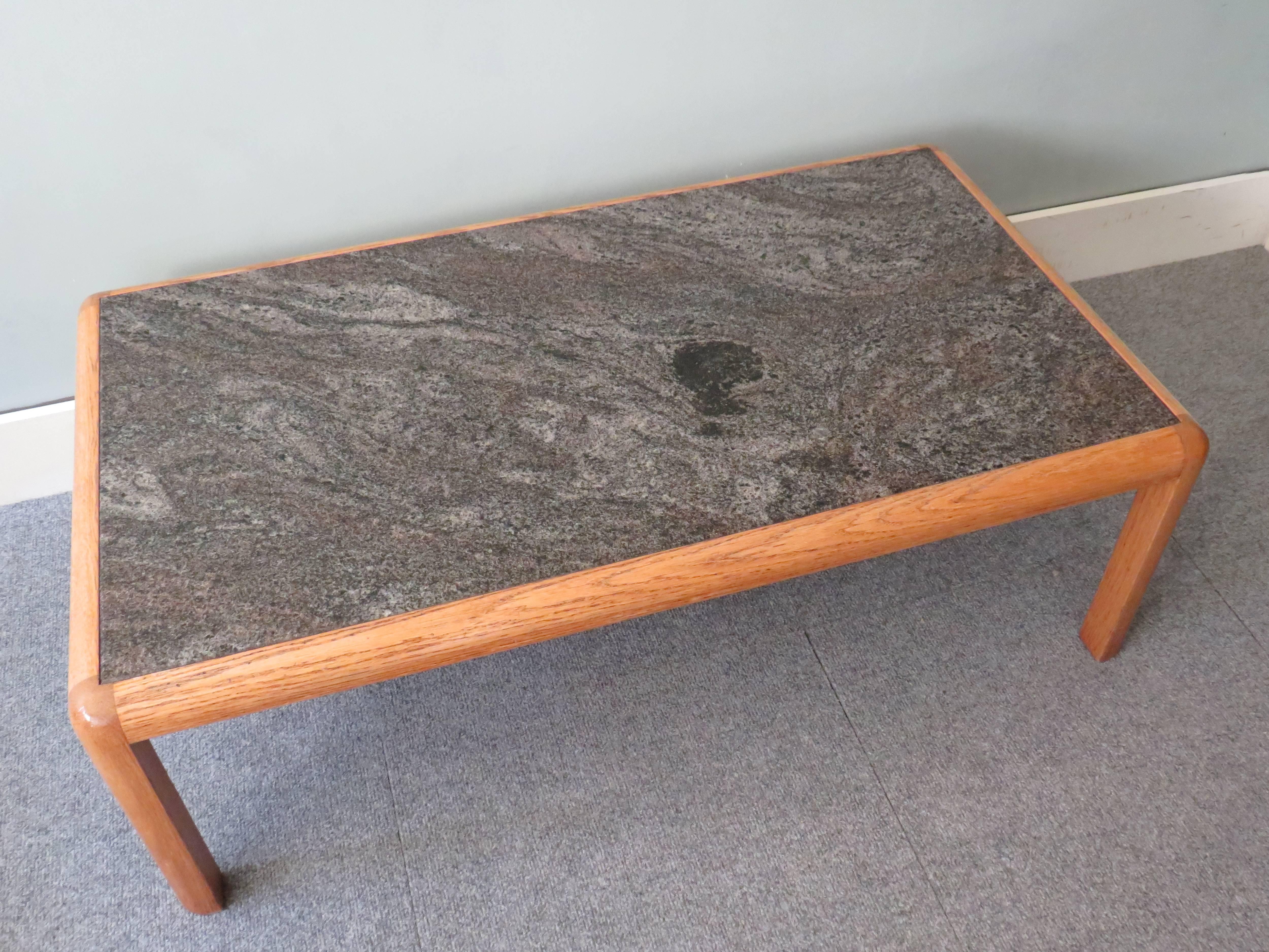 Table basse de Van den Berghe-Pauvers, Gand, Belgique, 1972.
Conçu par Bob Van den Berghe et fabriqué par Van den Berghe-Pauvers.
Cette table appartient à la série Konstructo, conçue en 1972.
La table a un plateau en marbre, bleu et gris, et un