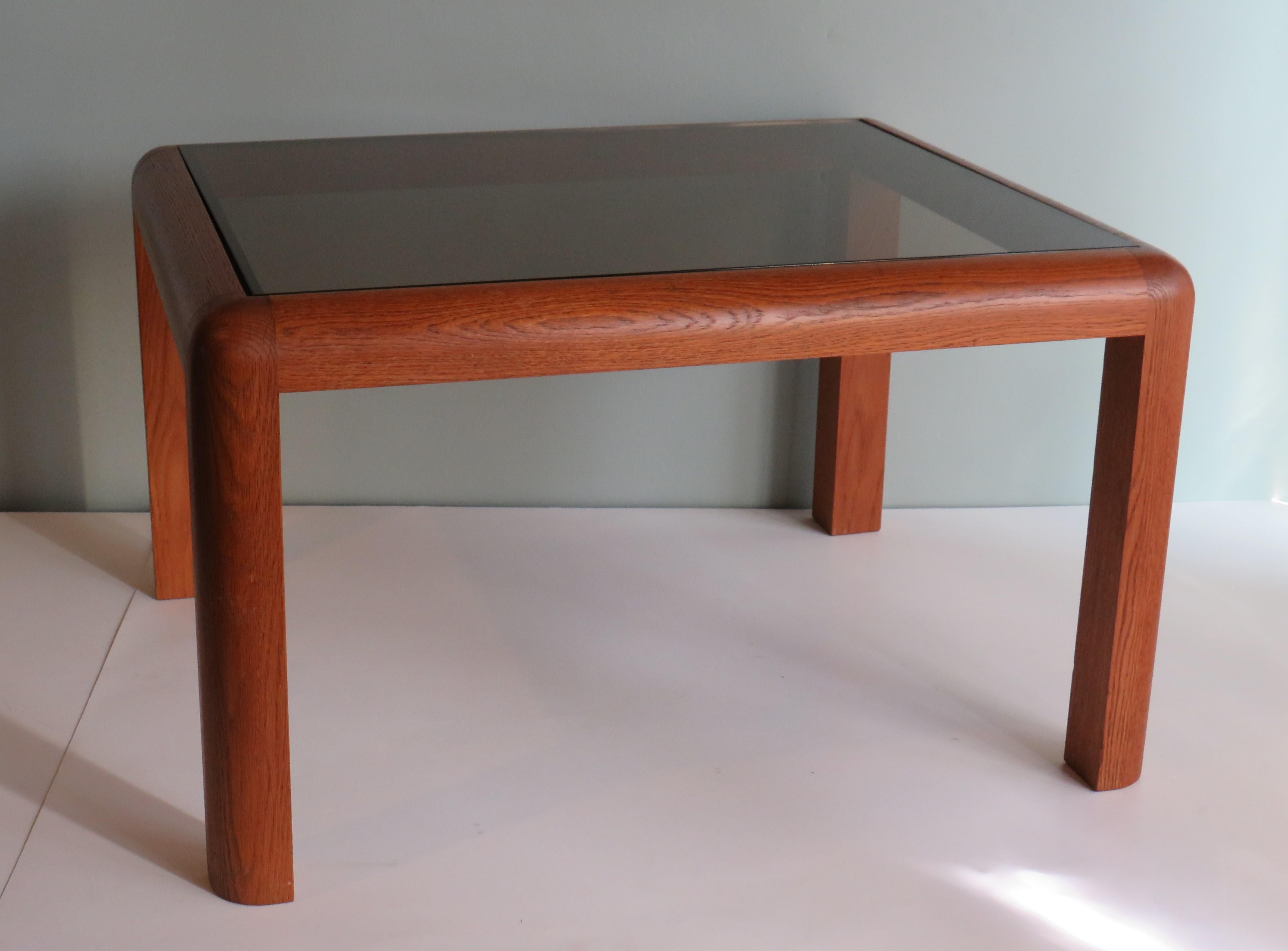 Exceptionnelle table basse carrée avec cadre en chêne et plateau en verre fumé,
conçu par Bob Van den Berge en 1962.
Cette table appartient à la série Konstructo.
Il y a un tampon d'usine présent.
Dimensions : H 37, L 60 et P 50 cm.
L'article
