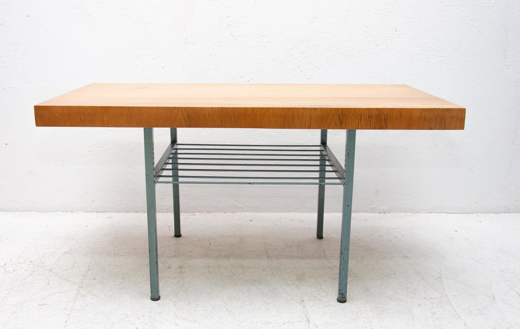 Midcentury coffee table, made in the former Czechoslovakia in the 1960s.
It´s made of wood with a veneered board and has iron legs.
In very good vintage condition.



  