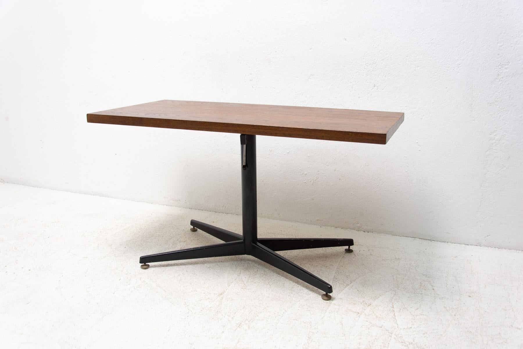 Table basse réglable du milieu du siècle, fabriquée dans l'ancienne Tchécoslovaquie dans les années 1970.
Il est fabriqué en bois avec une planche plaquée et a des pieds en fer.
En bonne condition Vintage, montrant des signes d'âge et