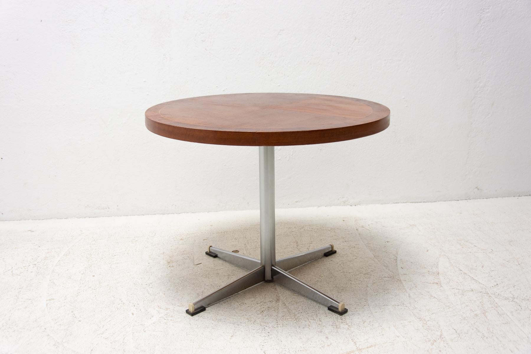 Mid century coffee table, made in the former Czechoslovakia in the 1970´s.
It´s made of wood with a walnut veneer board and has iron legs.
In good Vintage condition, showing signs of age and using.

Measures: Height: 54 cm

Lenght: 69