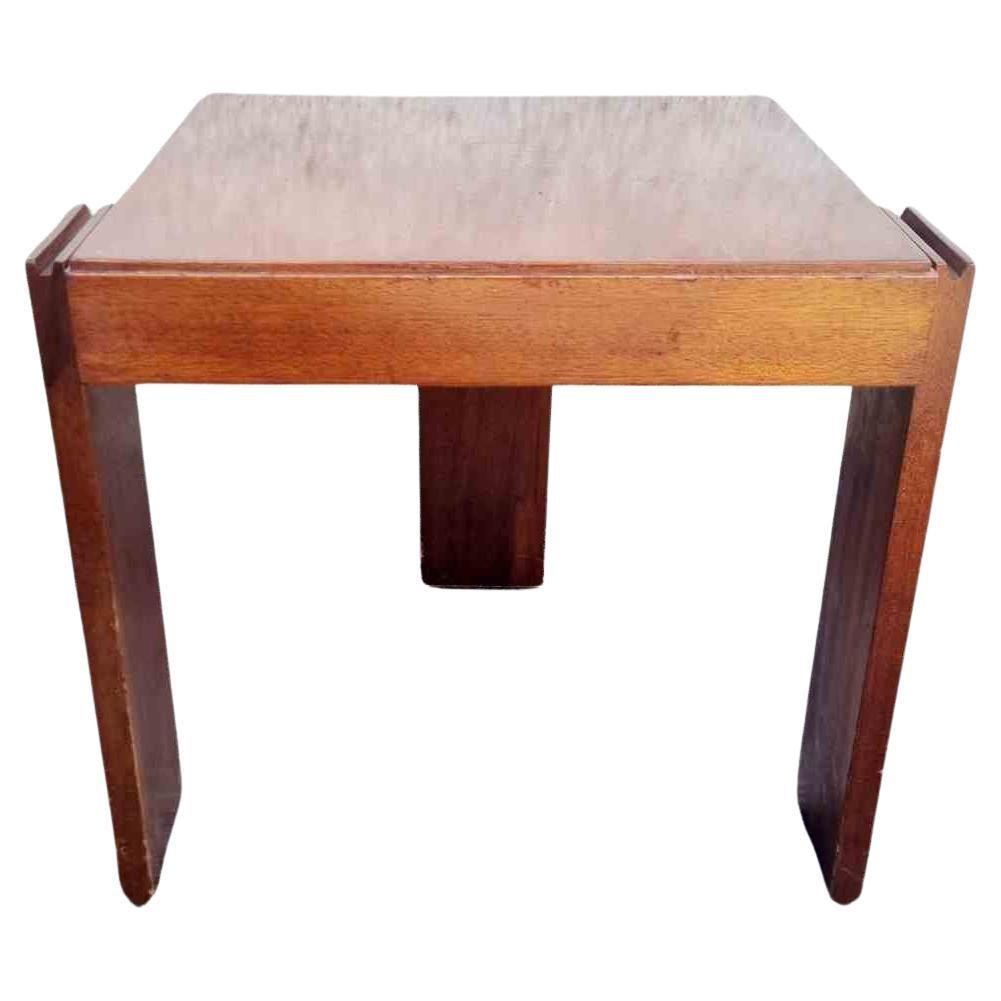 Awesome Mid Century Coffee Table, mit drei Beinen, Design von Gianfranco Frattini für Cassina, wurde in den 70er Jahren in Italien hergestellt.
Es ist aus Holz gefertigt.
Der Couchtisch kann in Ihrem Wohn- oder Schlafbereich oder als Ständer für