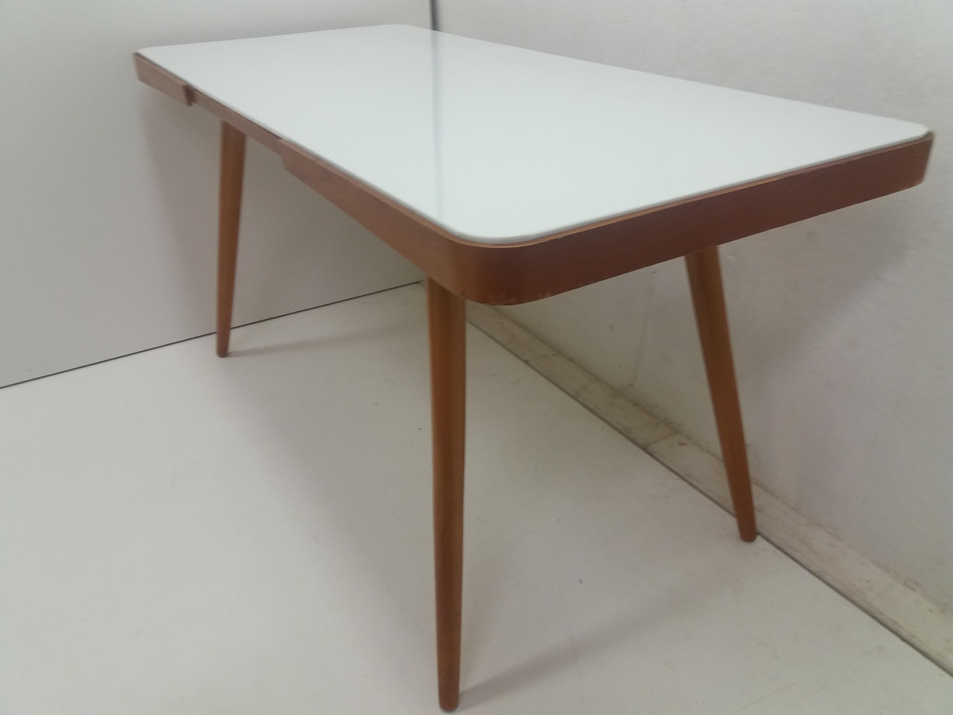 Verre Table basse du milieu du siècle conçue par Ji Jiroutek, années 1960 en vente