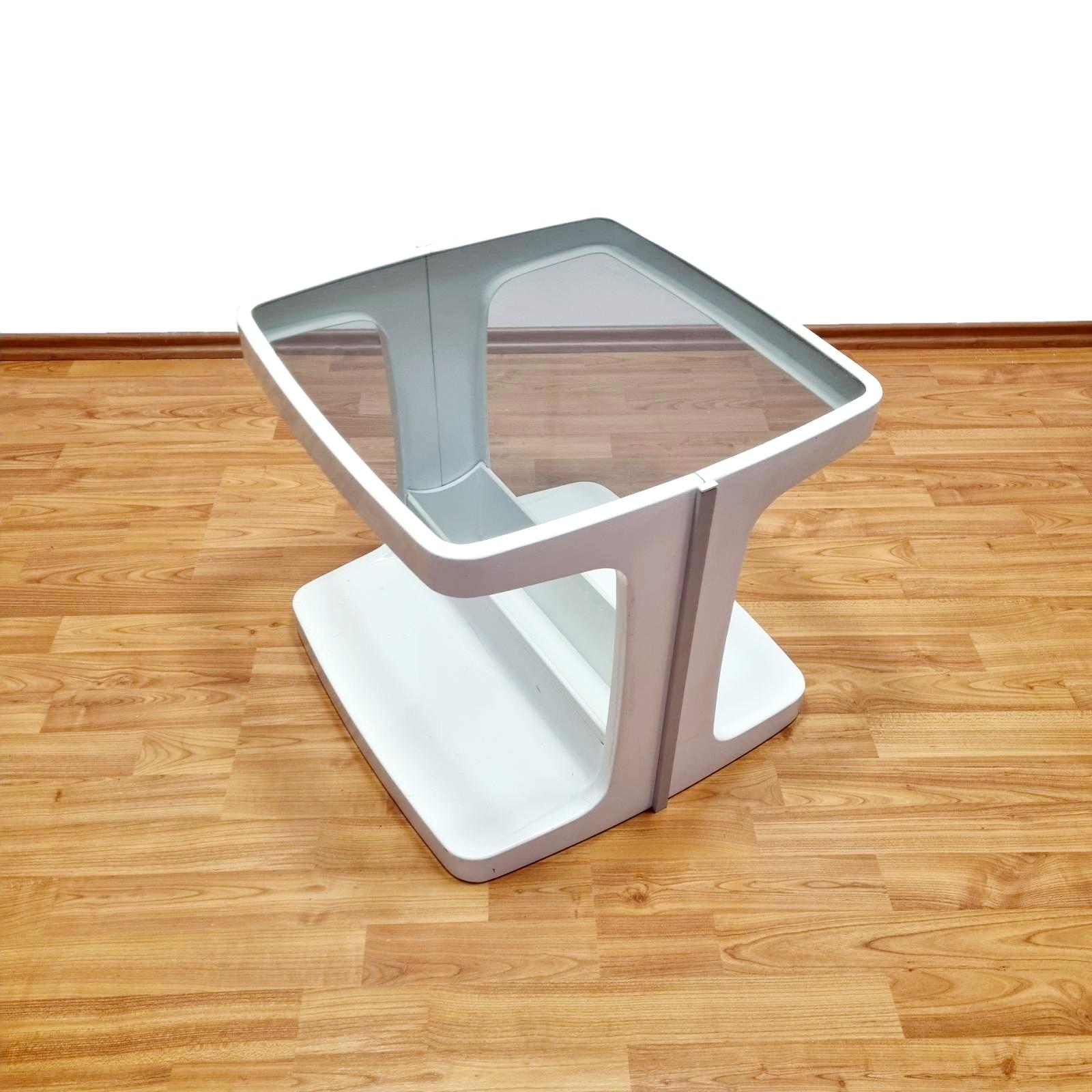 Jolie table basse conçue par Marc Held pour Prisunic
Design/One classique de l'ère spatiale
Elle peut être utilisée comme table basse, table d'appoint ou table de cocktail.