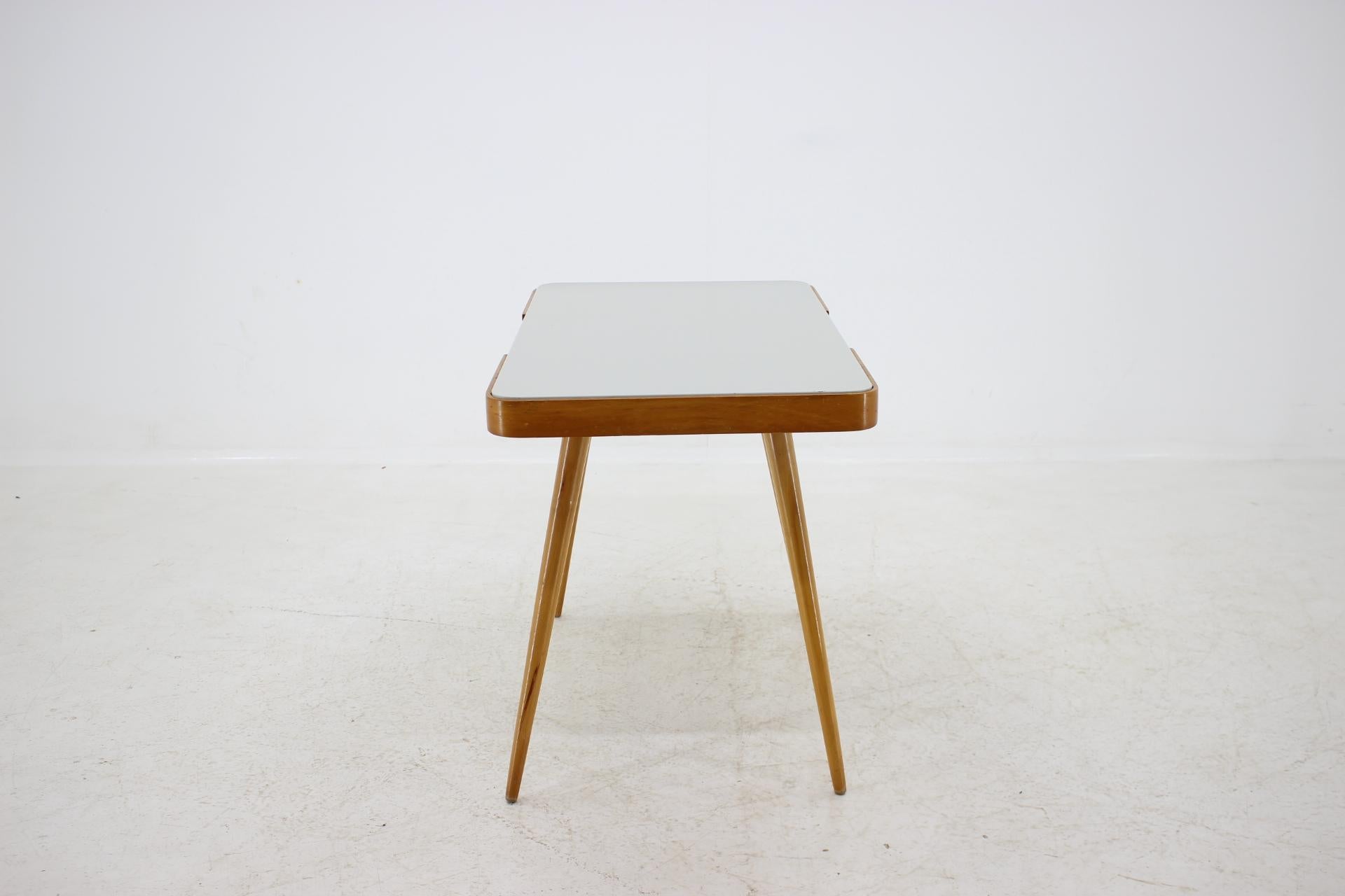 Milieu du XXe siècle Table basse mi-séculaire conçue par Miroslav Navrátil:: années 1960 en vente