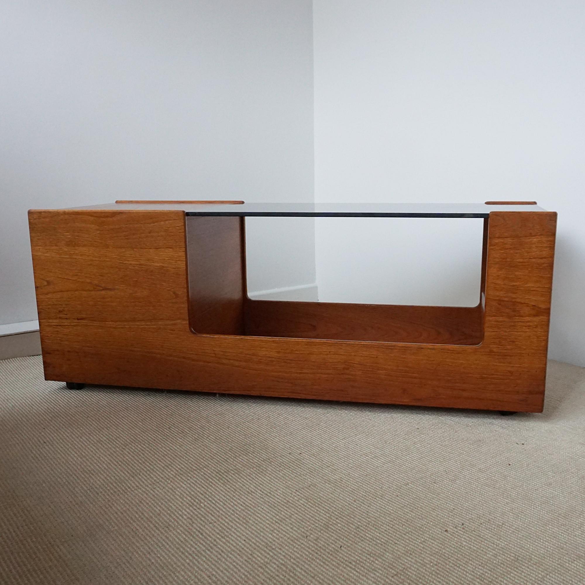 Ein Couchtisch aus der Mitte des Jahrhunderts. Teakholz mit Glasplatte. Magazinfach auf einer Seite mit einem herunterklappbaren Getränkefach auf der angrenzenden Seite.

Abmessungen: H 46cm B 121cm T 45cm

Herkunft: Englisch

Datum: CIRCA