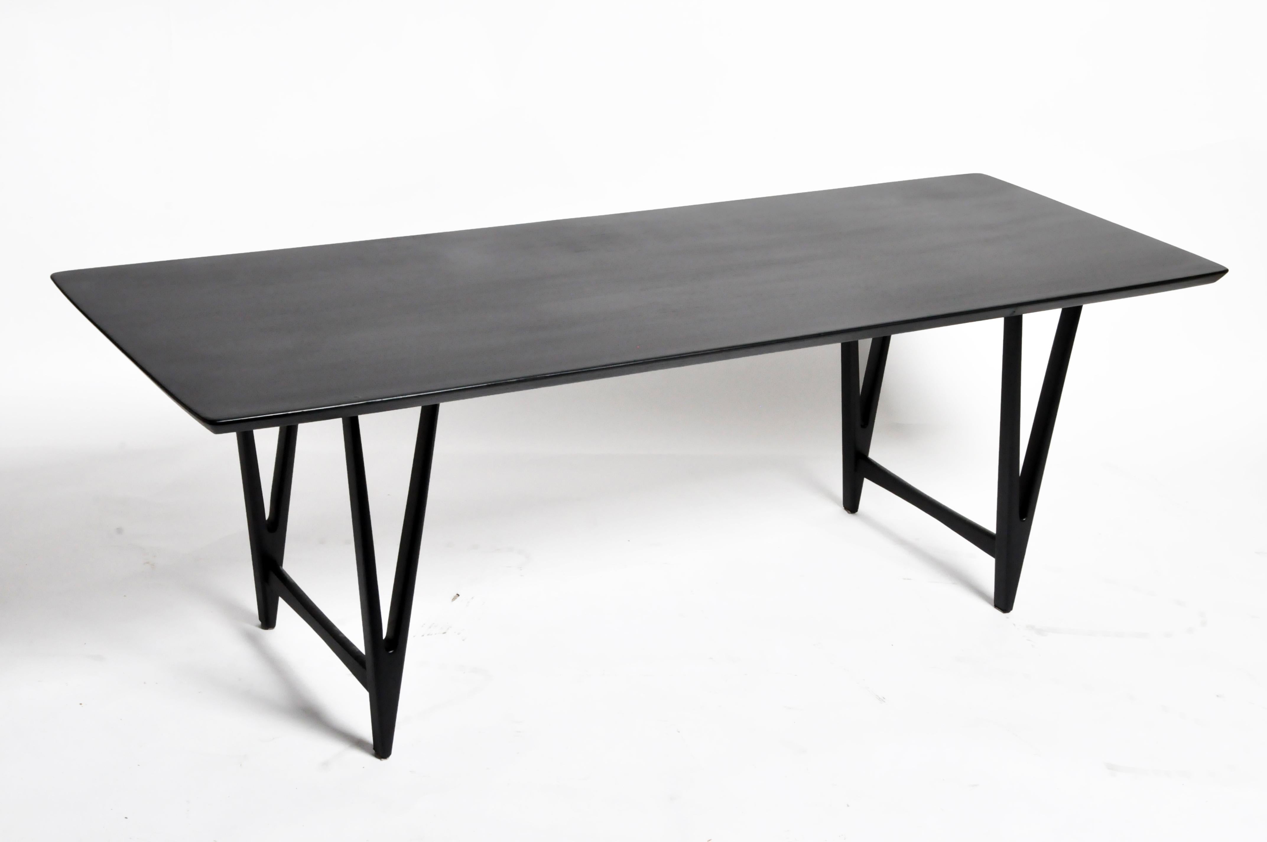 Cette table basse du milieu du siècle est originaire du Danemark et est fabriquée en bois de teck. Le teck est un bois très résistant qui repousse également les insectes, ce qui le rend idéal pour les climats tropicaux.  Légère et robuste, cette