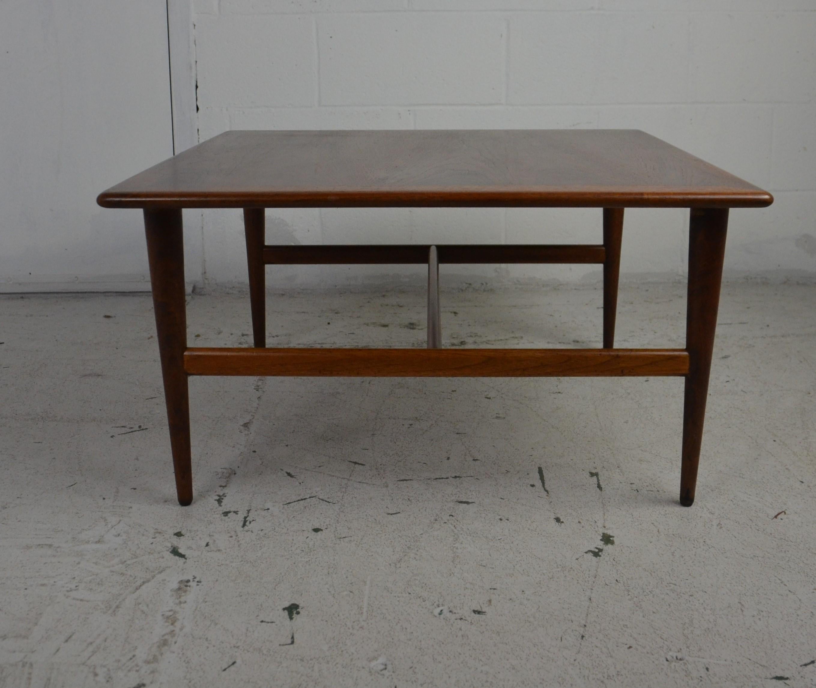Midcentury Coffee Table In Good Condition In Pomona, CA