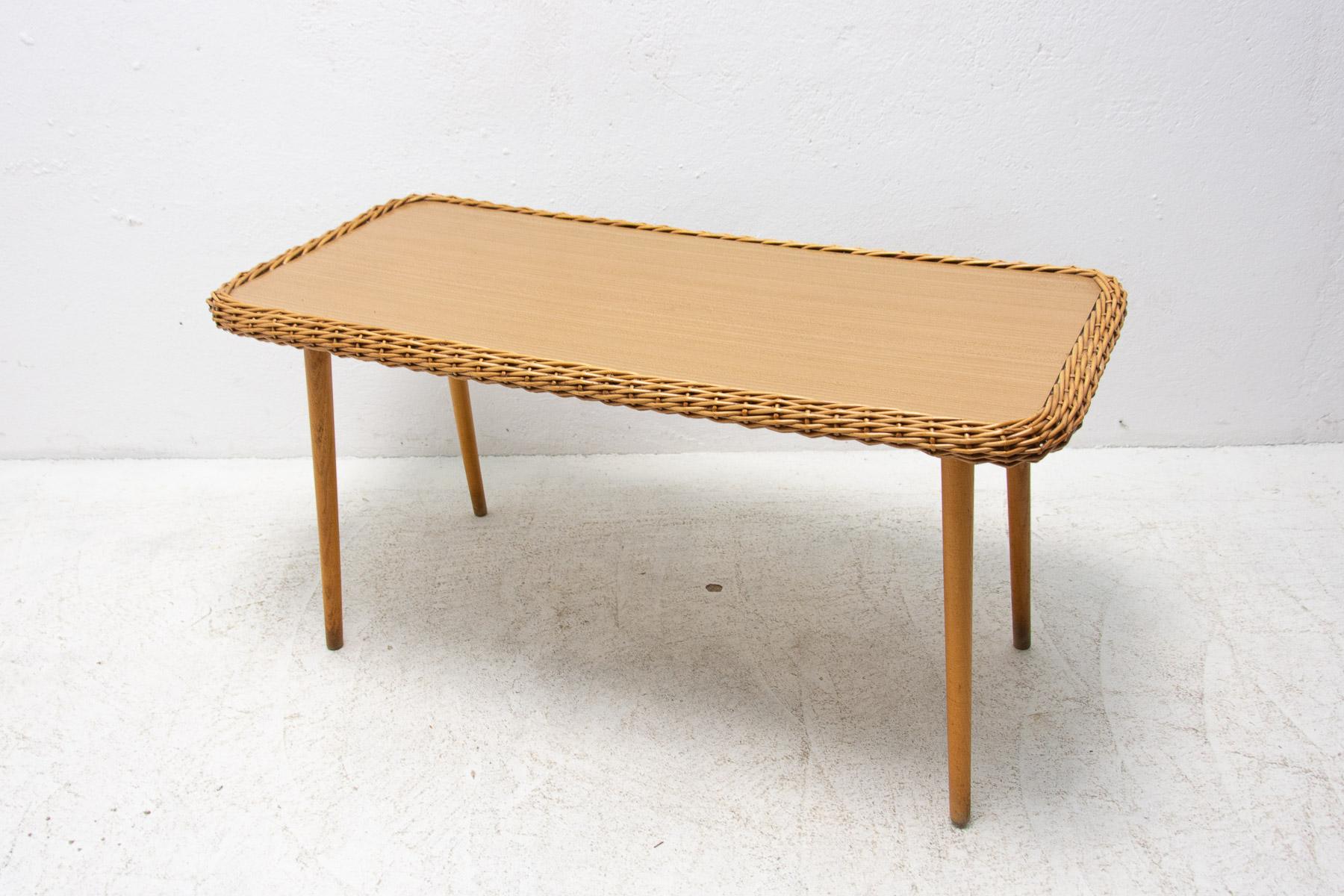 This coffee table with a formica and wicker plate was made by ULUV company in the former Czechoslovakia in the 1960´s. Beech wood legs. In good Vintage condition, bears slight signs of age and use.

Measures: Height: 53 cm

Lenght: 107