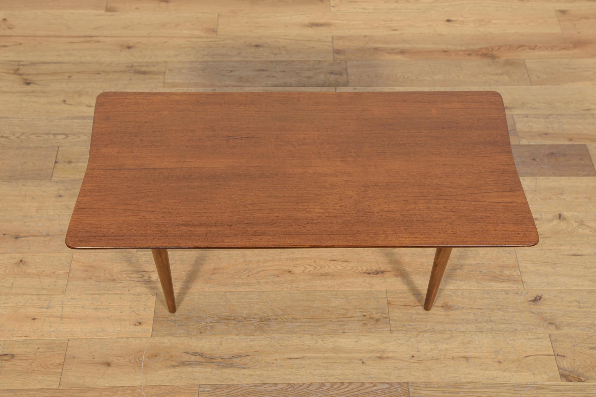Tavolino prodotto a Portsmuth negli anni '60 dalla fabbrica britannica White & Newton. Tavolo in teak dalla forma leggera e sofisticata. I mobili sono stati sottoposti a un restauro professionale di falegnameria. È stato ripulito dalla vecchia
