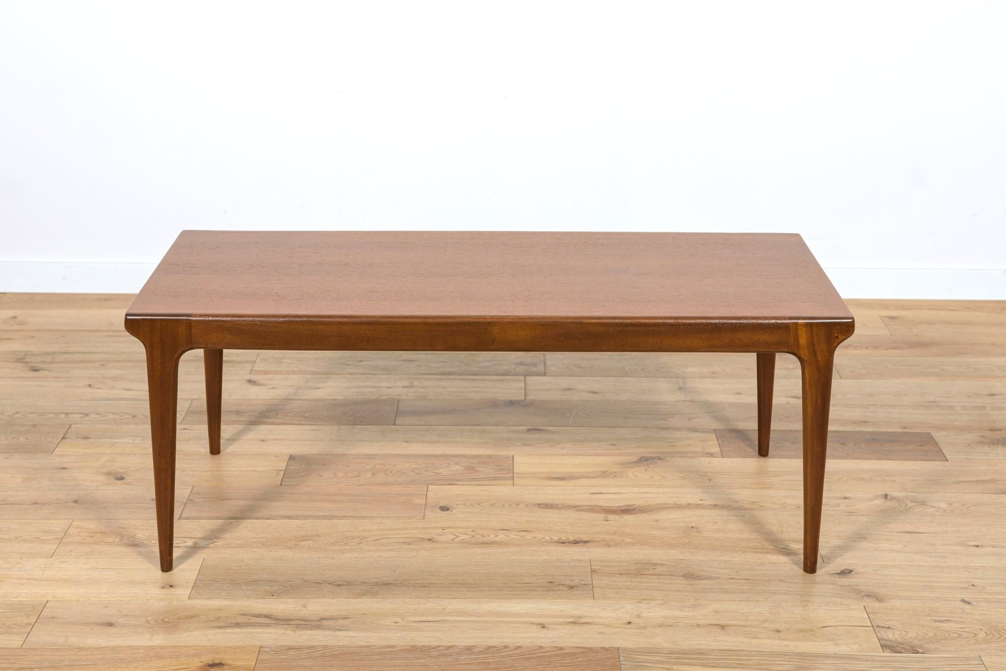 This teak coffee table was manufactured by Younger Ltd. in the 1960s in Great Britain. A teak table with a light, sublime form and high carpentry craftsmanship. The table has been completely renovate. The teak elements have been cleaned and painted
