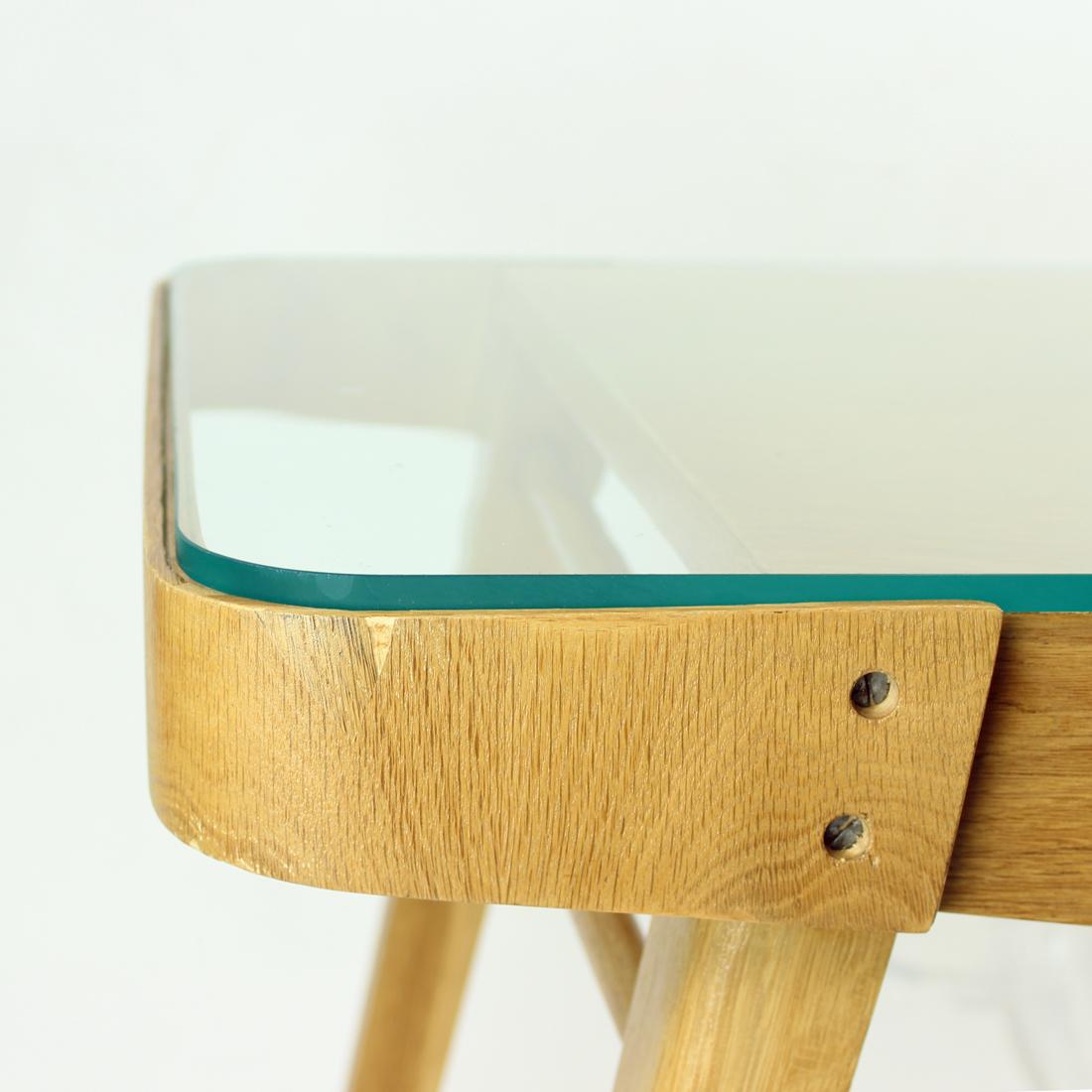 Table basse du milieu du siècle en chêne et verre, Tchécoslovaquie, années 1960 en vente 4