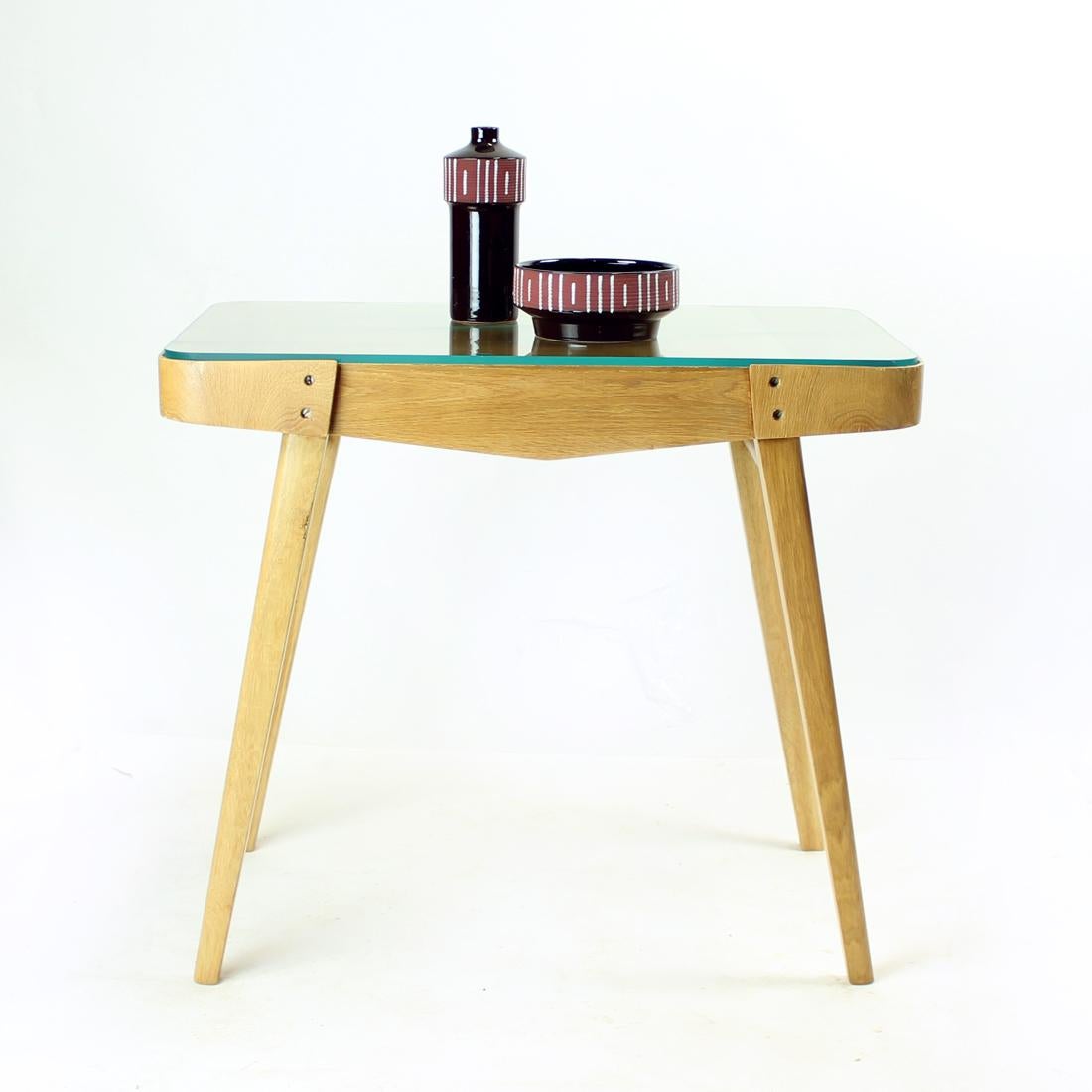 Midcentury Coffee Table in Oak and Glass, Czechoslovakia, 1960s For Sale 8