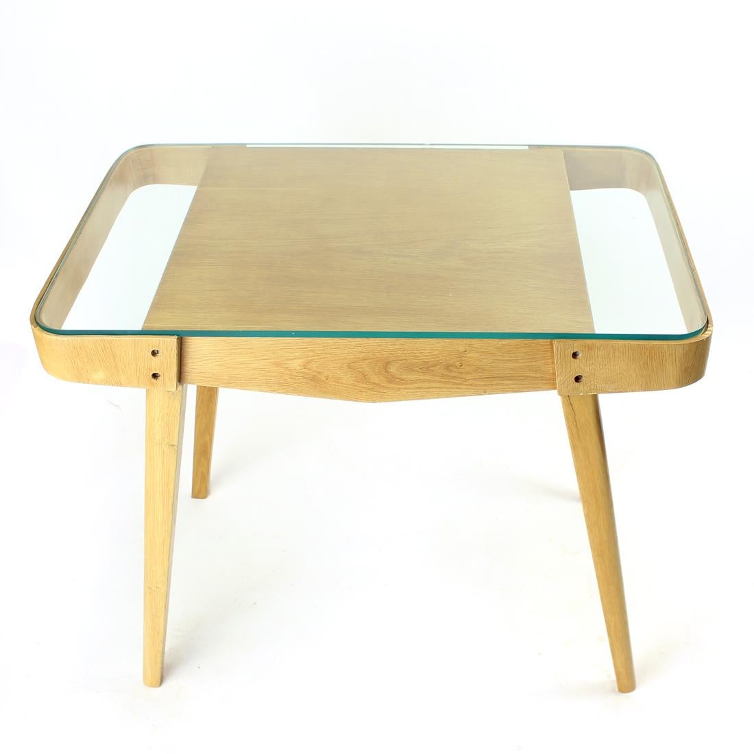 Midcentury Coffee Table in Oak and Glass, Czechoslovakia, 1960s For Sale 1