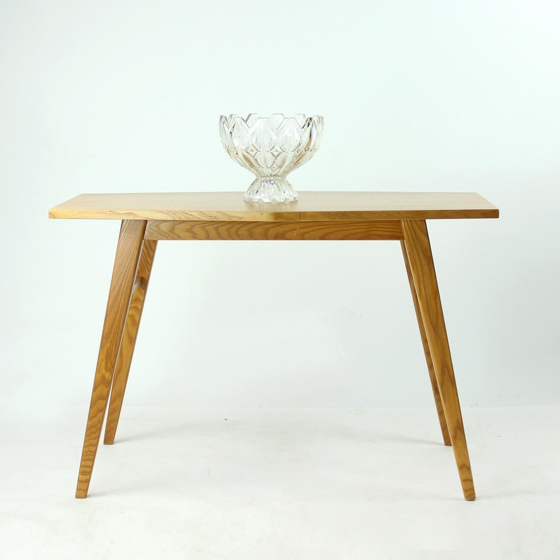 Mesa baja de roble de mediados de siglo, Checoslovaquia Años 60 en venta 5