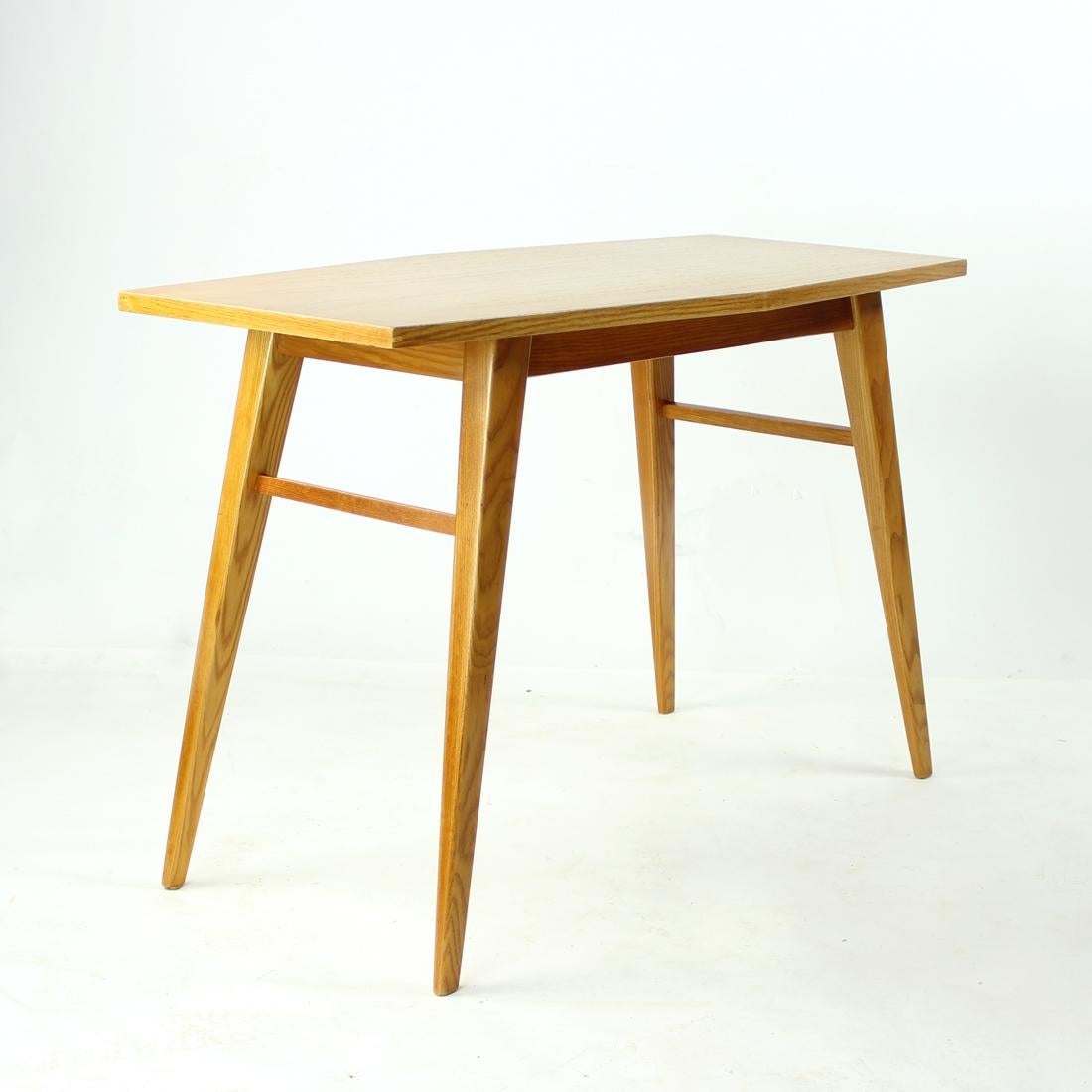 Mid Century Coffee Table In Oak, Czechoslovakia 1960s For Sale 4