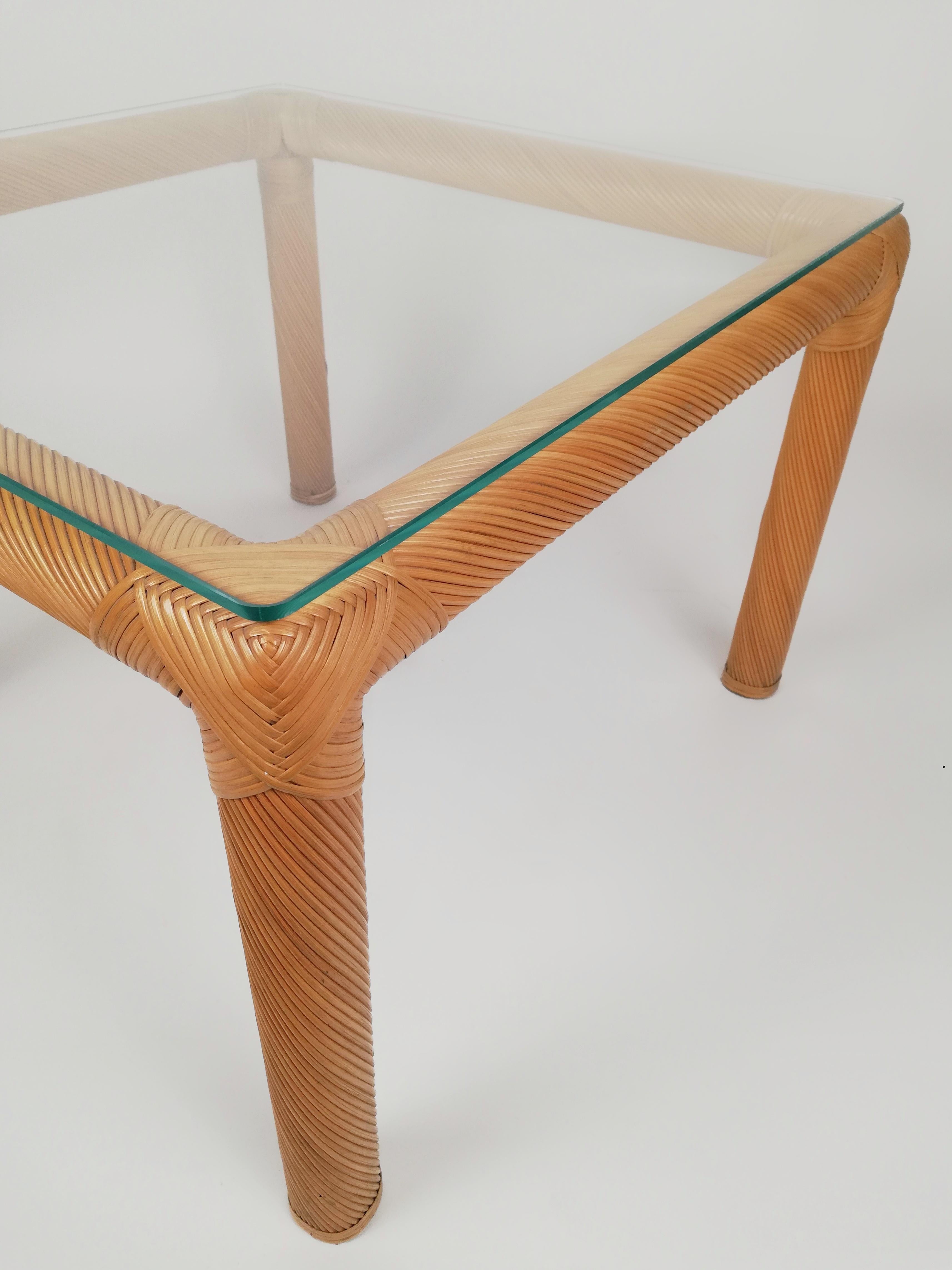 Table basse du milieu du siècle en rotin, rotin et verre, Italie  1970s en vente 3
