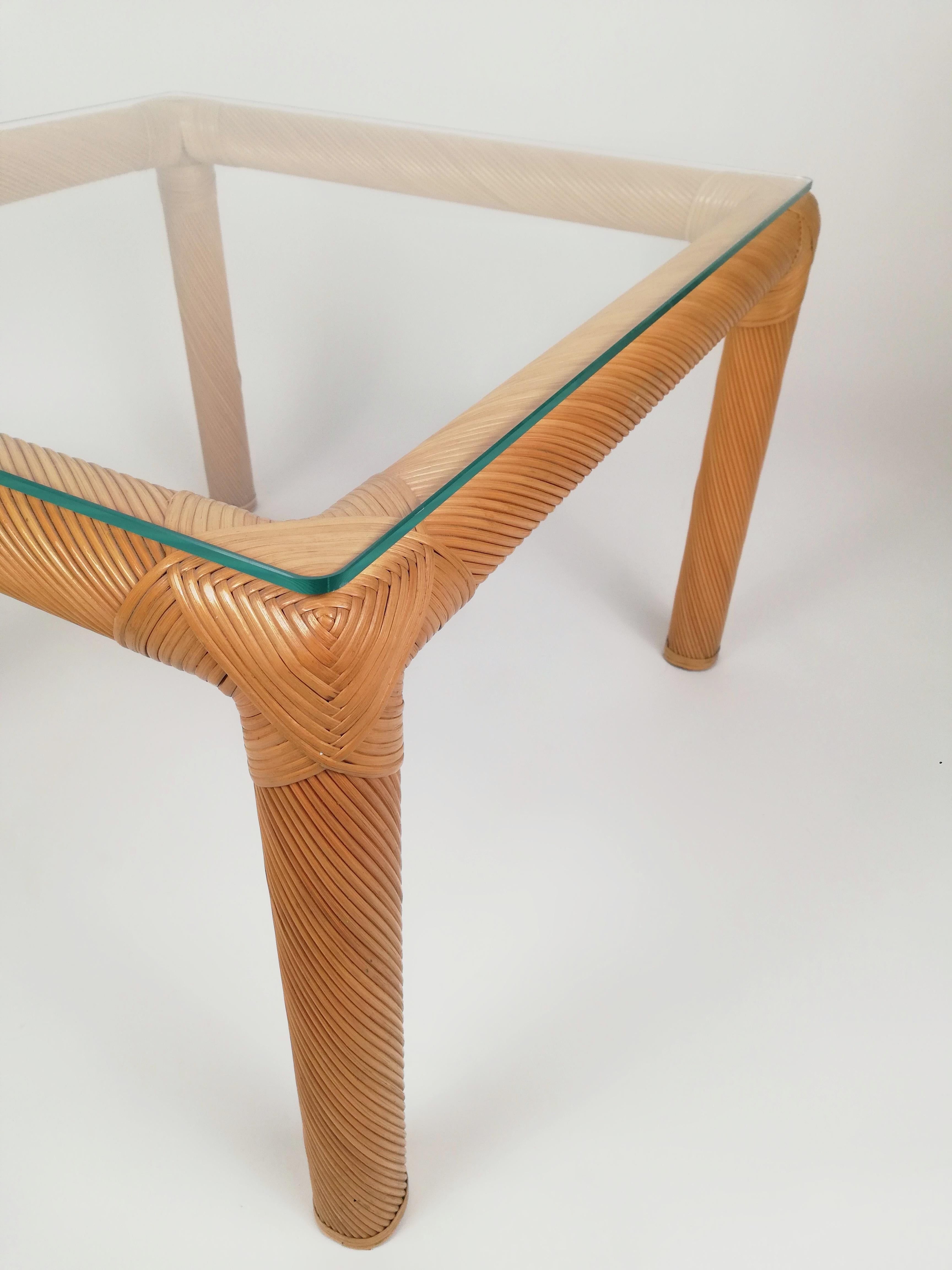 Table basse du milieu du siècle en rotin, rotin et verre, Italie  1970s Bon état - En vente à Roma, IT
