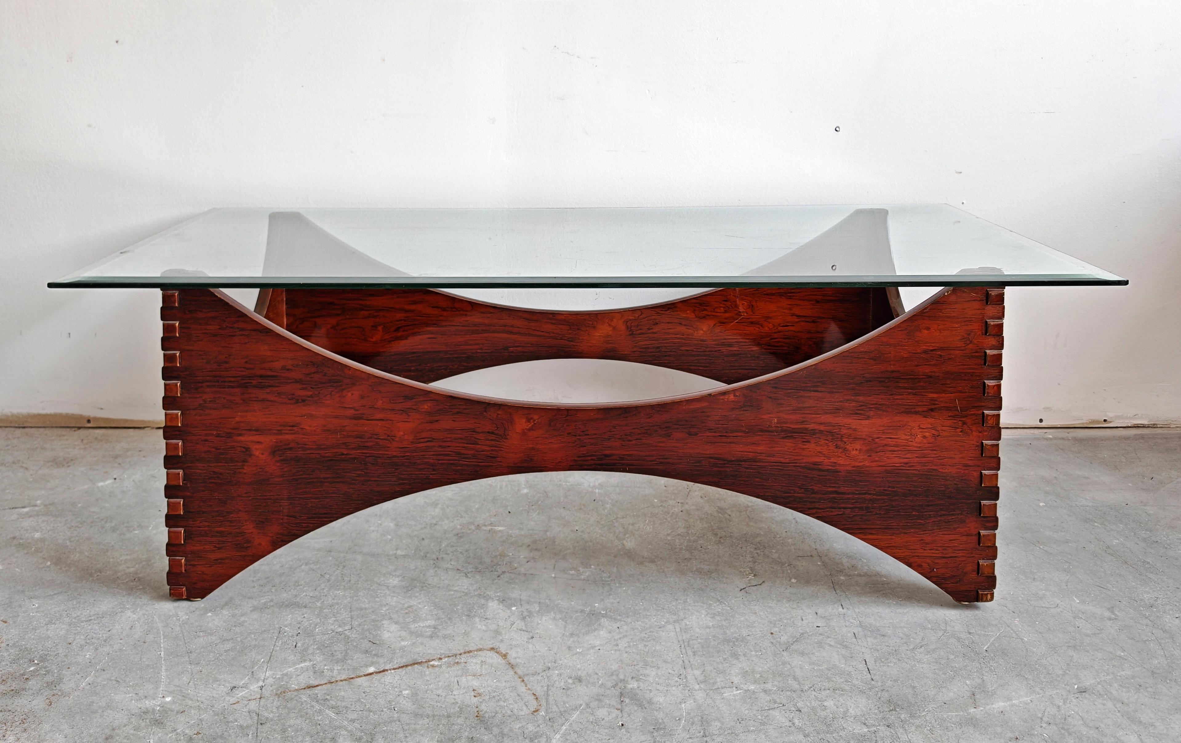 In questa inserzione troverai uno spettacolare e scultoreo tavolino da caffè del Mid Century Modern in palissandro brasiliano, con un piano in vetro sfaccettato. Il design è affidato al maestro del design MCM, Adrian Pearsall. Prodotto in Italia