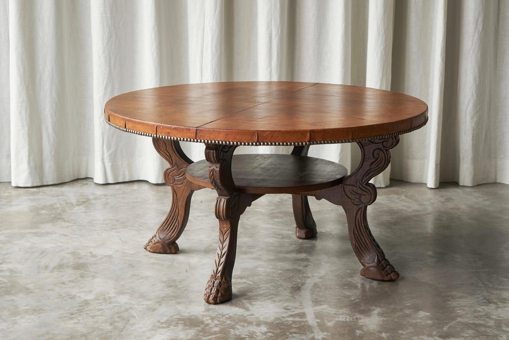 Tavolino da caffè di metà secolo in legno massiccio e pelle patinata color cognac in vendita 2