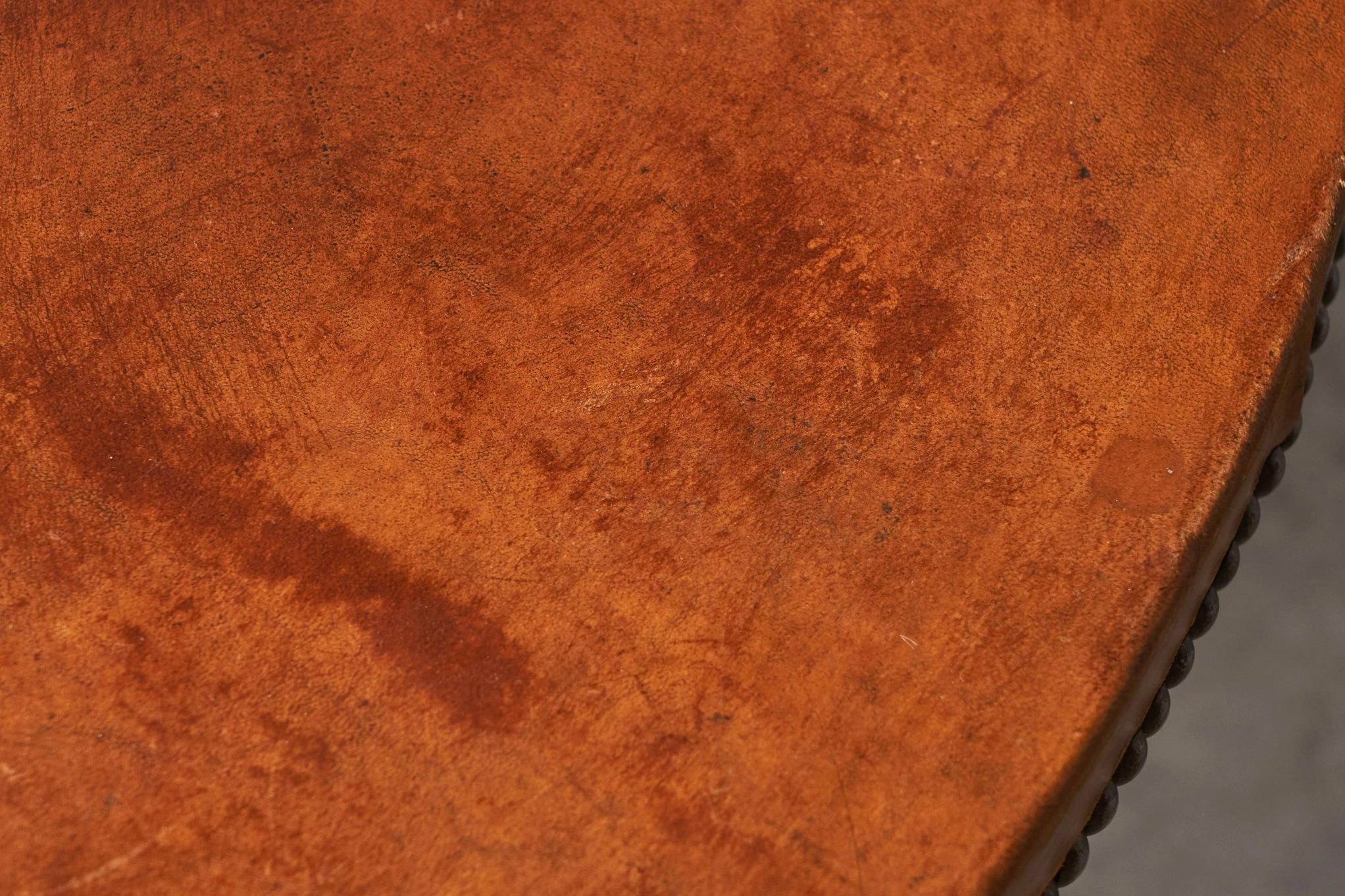 Tavolino da caffè di metà secolo in legno massiccio e pelle patinata color cognac in vendita 3