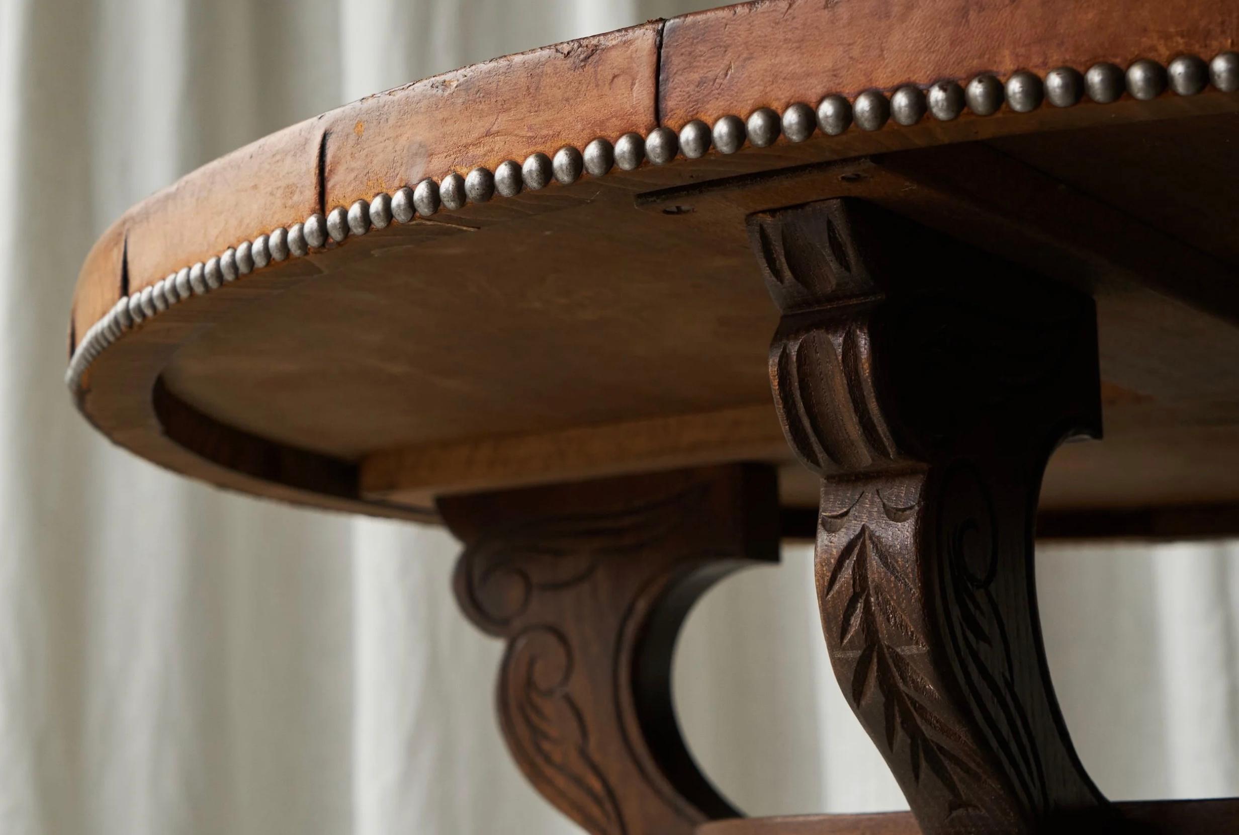 Mid-Century Coffee Table in Solid Wood and Patinated Cognac Leather en vente 3