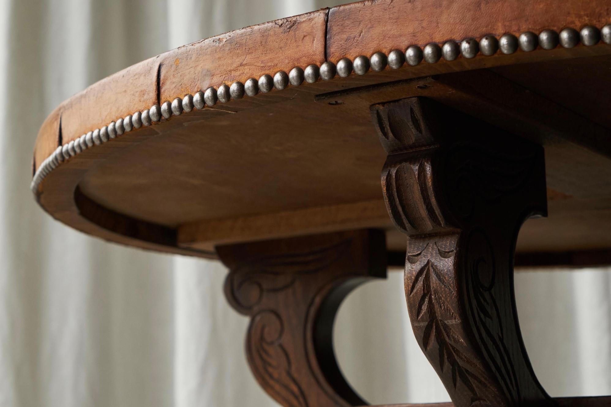 Tavolino da caffè di metà secolo in legno massiccio e pelle patinata color cognac in vendita 4