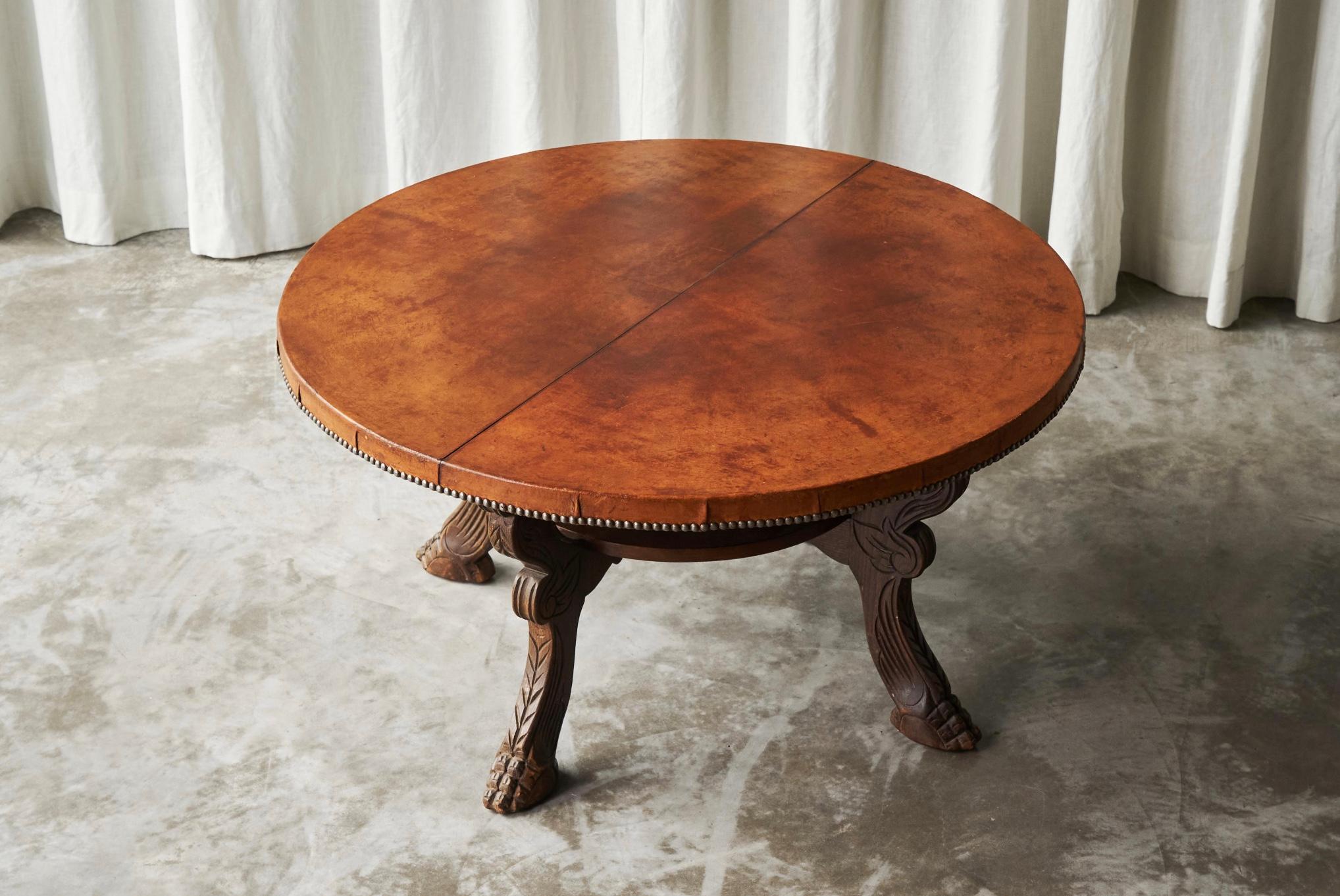 Tavolino da caffè di metà secolo in legno massiccio e pelle patinata color cognac.

Questo incredibile tavolino da caffè del Mid-Century è stato ben realizzato in legno massiccio e pelle color cognac. La pelle ha un carattere aperto e mostra una