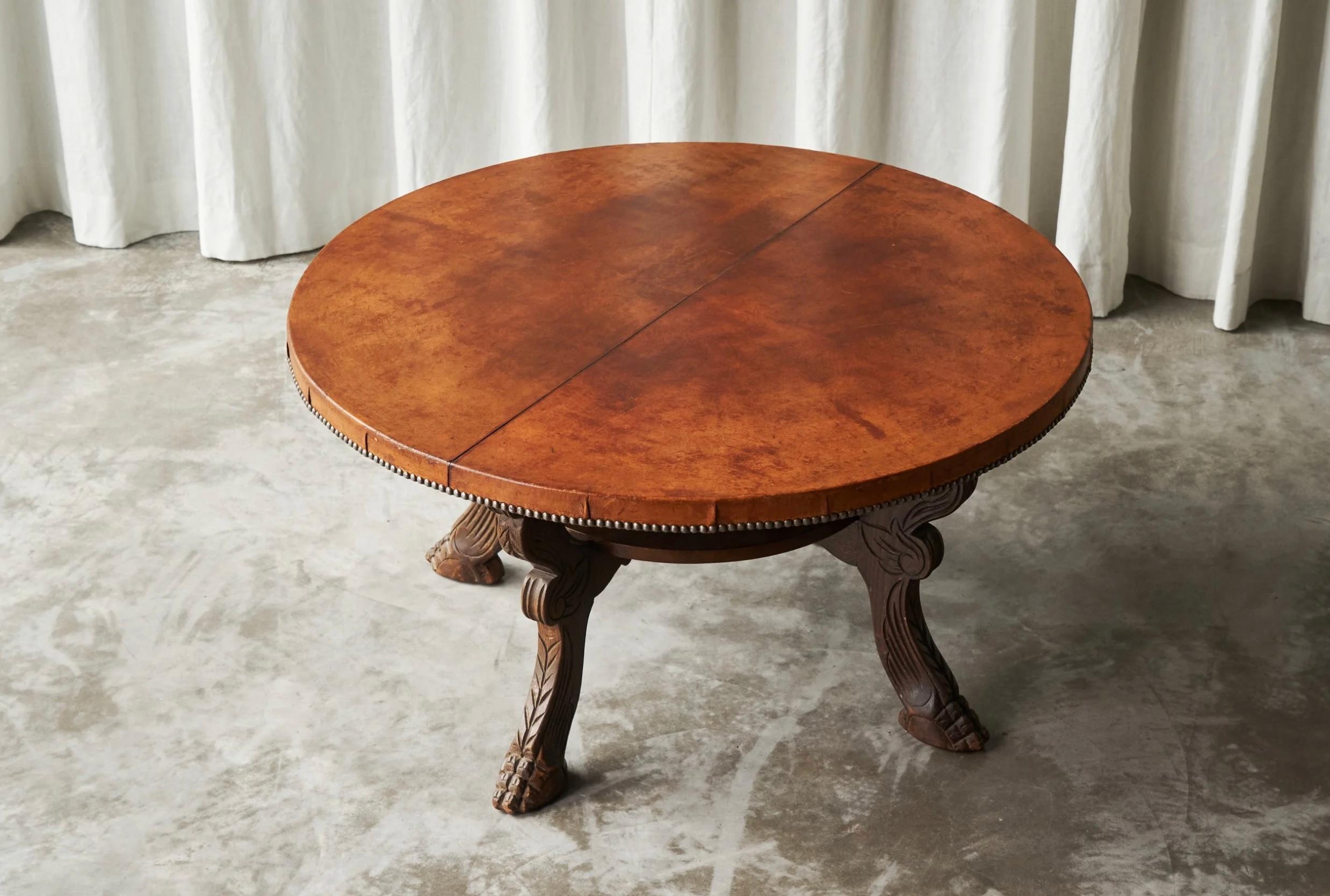 Table basse du milieu du siècle en bois massif et cuir cognac patiné.

Cette incroyable table basse du milieu du siècle a été fabriquée en bois massif et en cuir cognac. Le cuir a un caractère ouvert et présente une patine étonnante. Il n'est pas