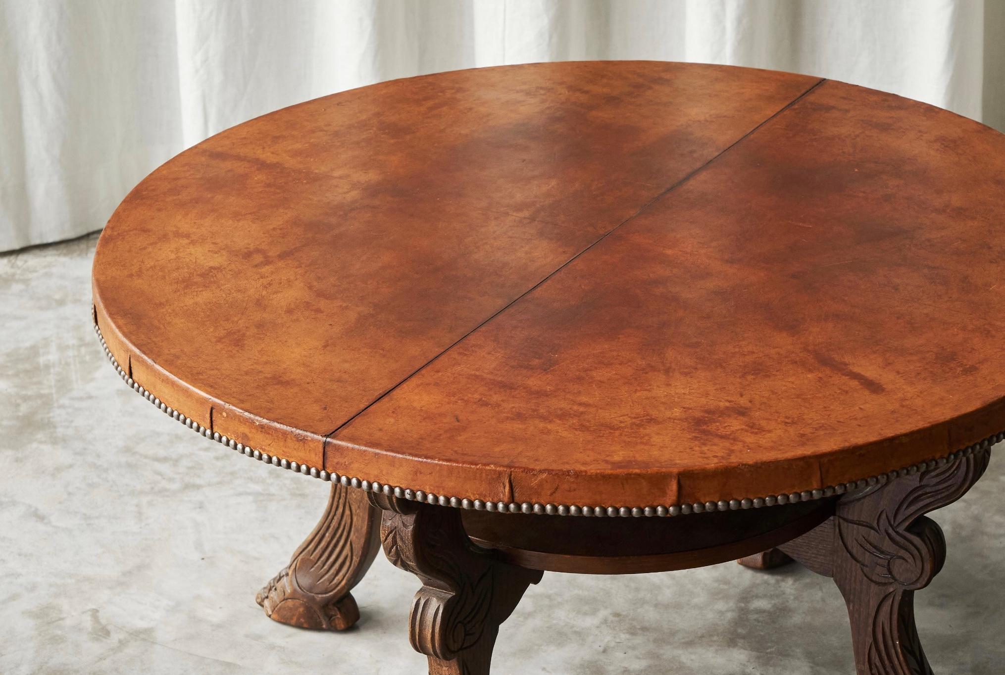 Mid-Century moderno Tavolino da caffè di metà secolo in legno massiccio e pelle patinata color cognac in vendita