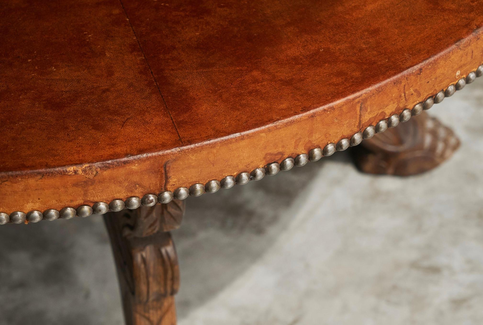 Europeo Tavolino da caffè di metà secolo in legno massiccio e pelle patinata color cognac in vendita