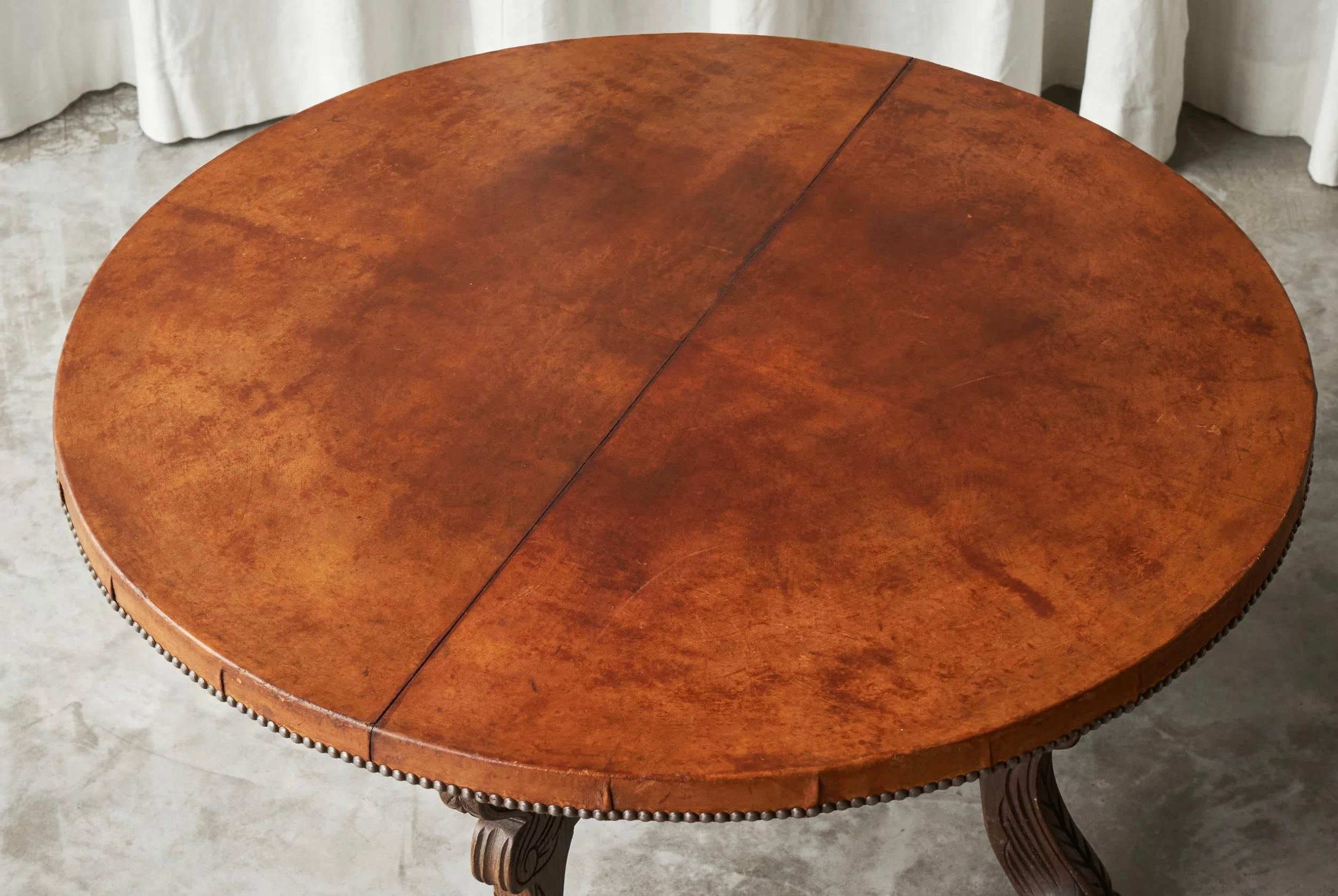 Fait main Mid-Century Coffee Table in Solid Wood and Patinated Cognac Leather en vente
