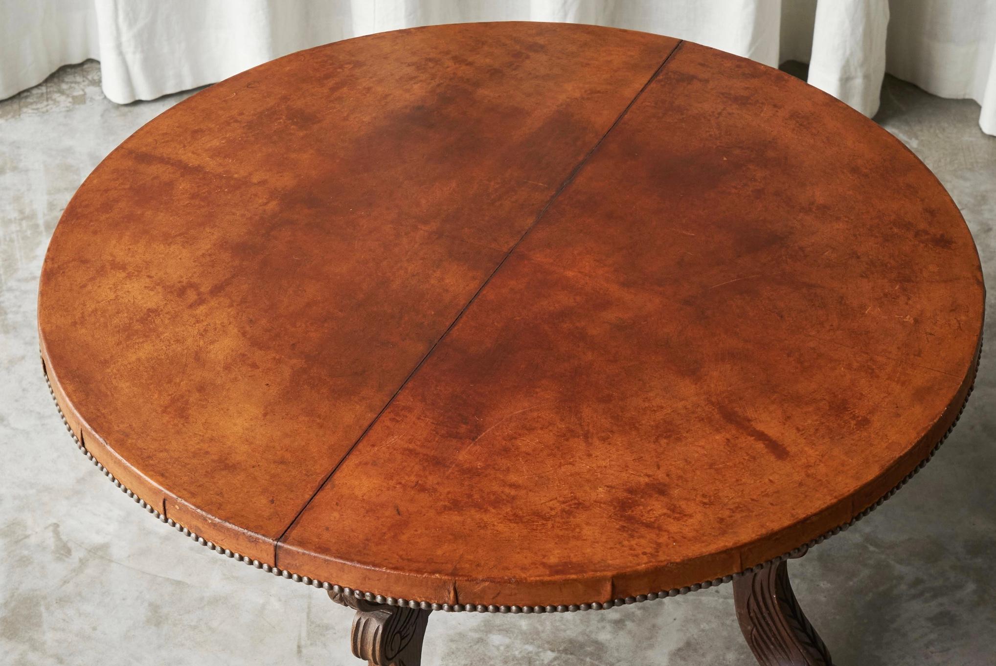 Tavolino da caffè di metà secolo in legno massiccio e pelle patinata color cognac In condizioni buone in vendita a Meer, VAN