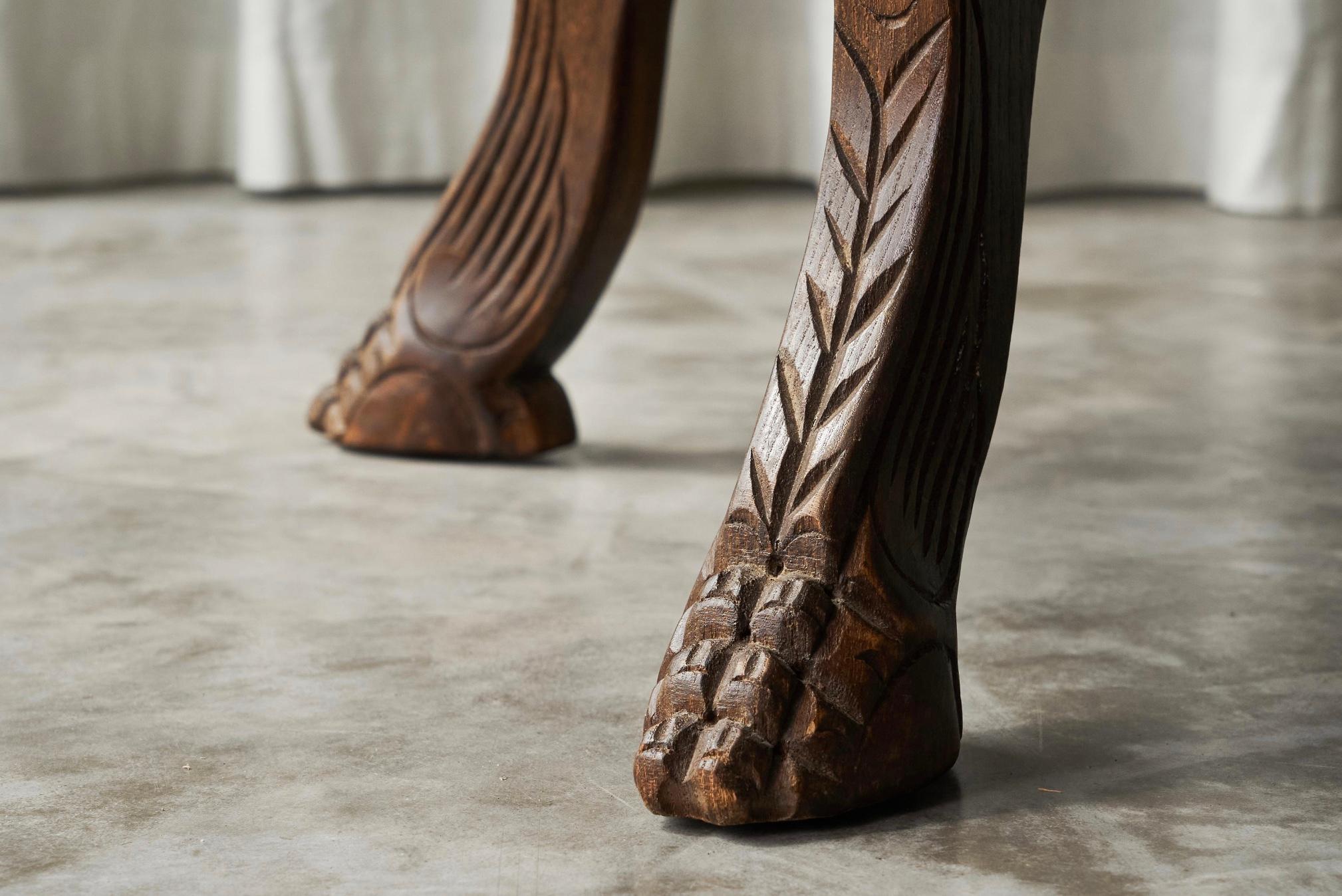 Pelle Tavolino da caffè di metà secolo in legno massiccio e pelle patinata color cognac in vendita