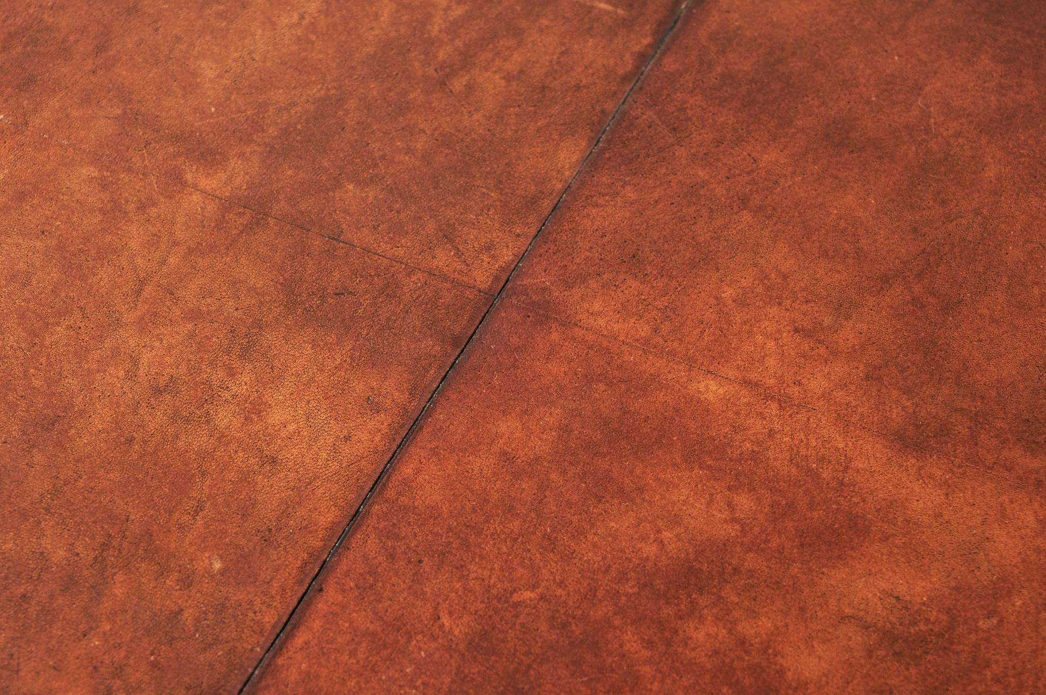 Tavolino da caffè di metà secolo in legno massiccio e pelle patinata color cognac in vendita 1