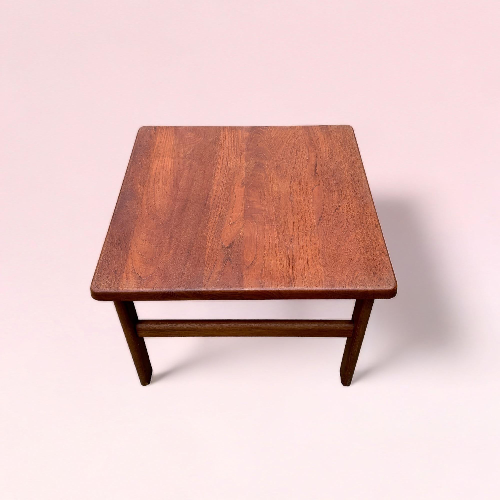 Scandinavian Modern Mid-Century Coffee Table in Teak by Niels Bach for Randers Møbelfabrik, Denmark For Sale