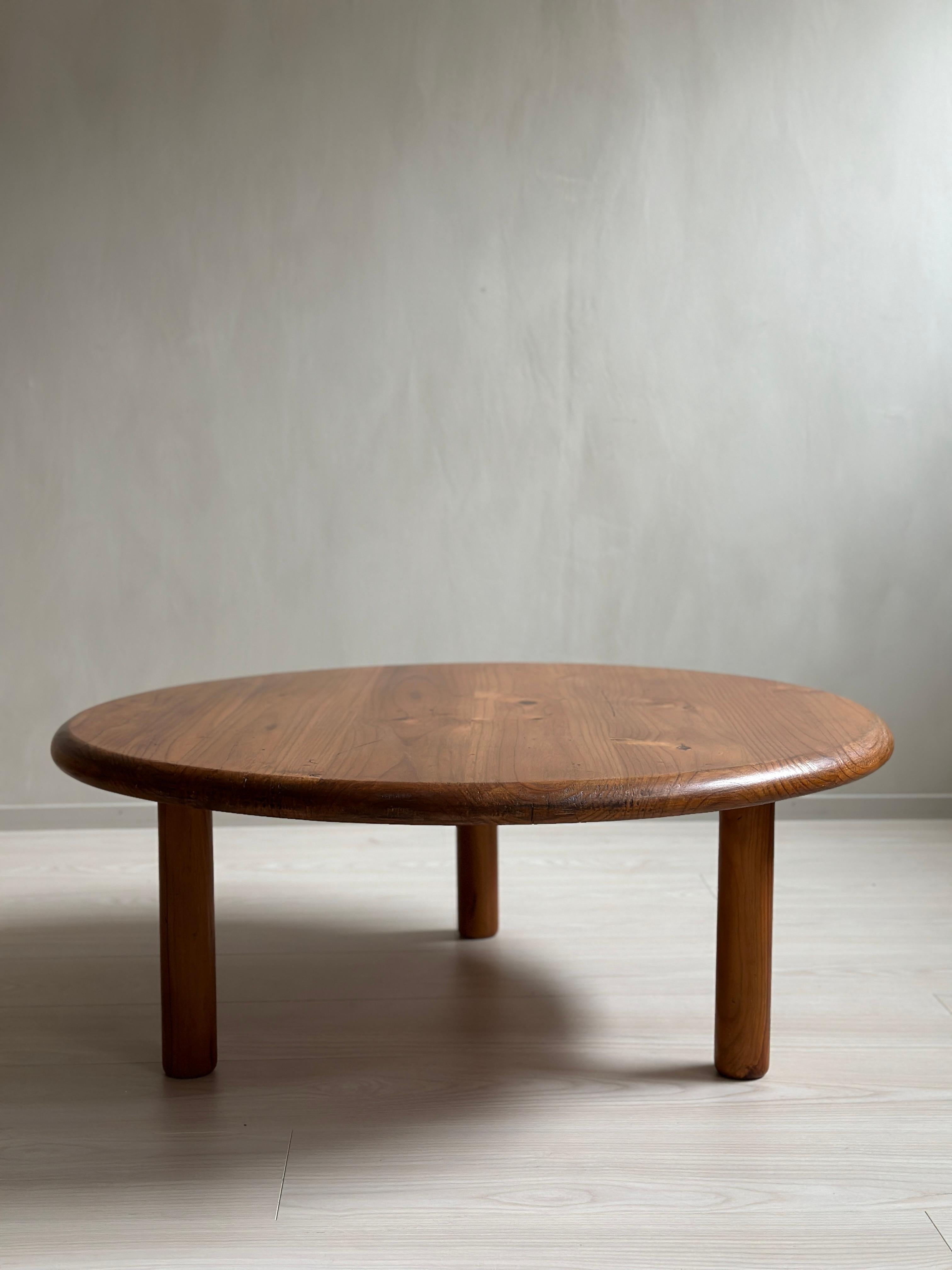 This French midcentury coffee table from around 1960s, inspired by Charlotte Perriand, features a beautiful patina and is crafted from solid pine. Its three rounded legs add a unique touch of elegance to the design.