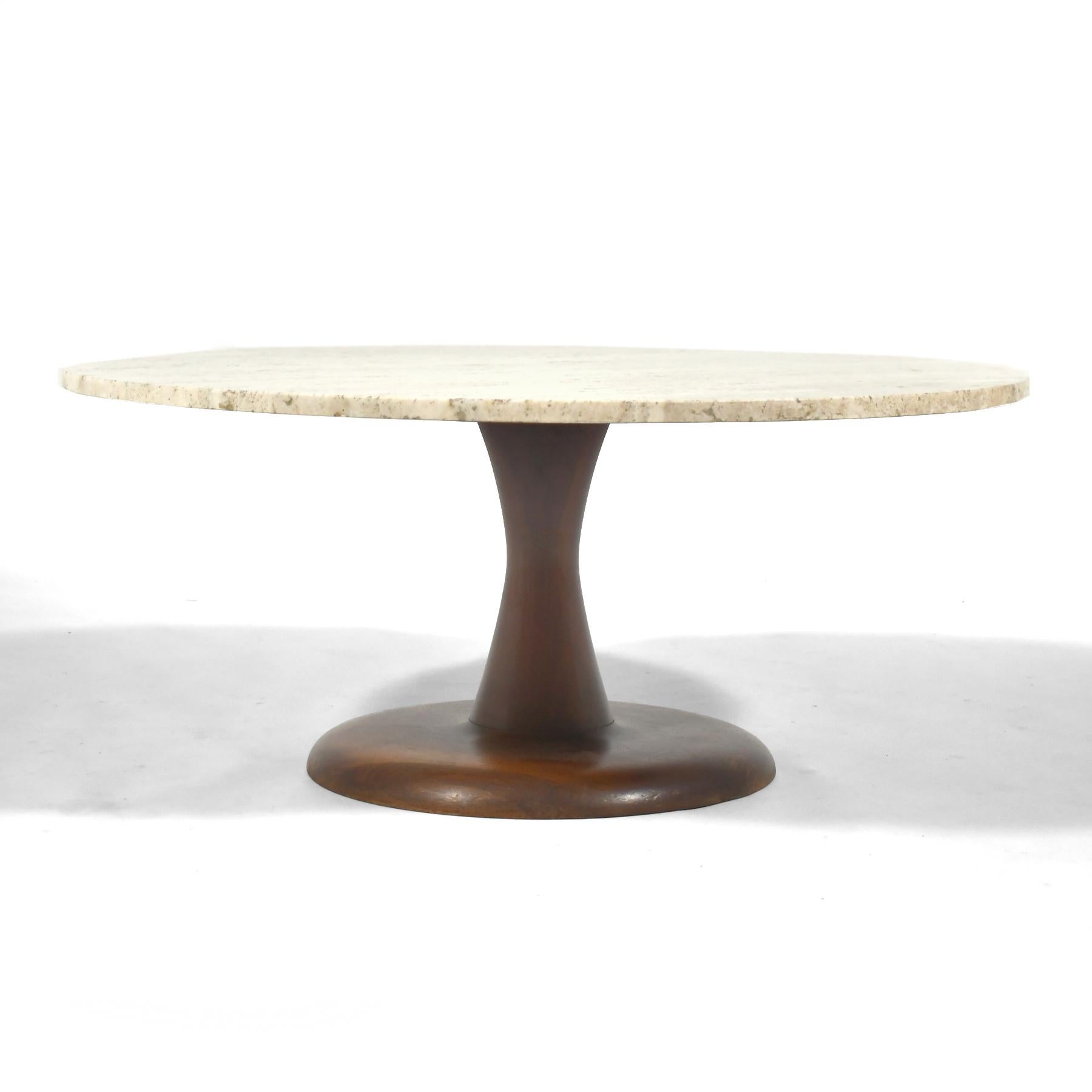Cette jolie table basse a une base en noyer massif tournée dans une forme agréable rappelant le design du 