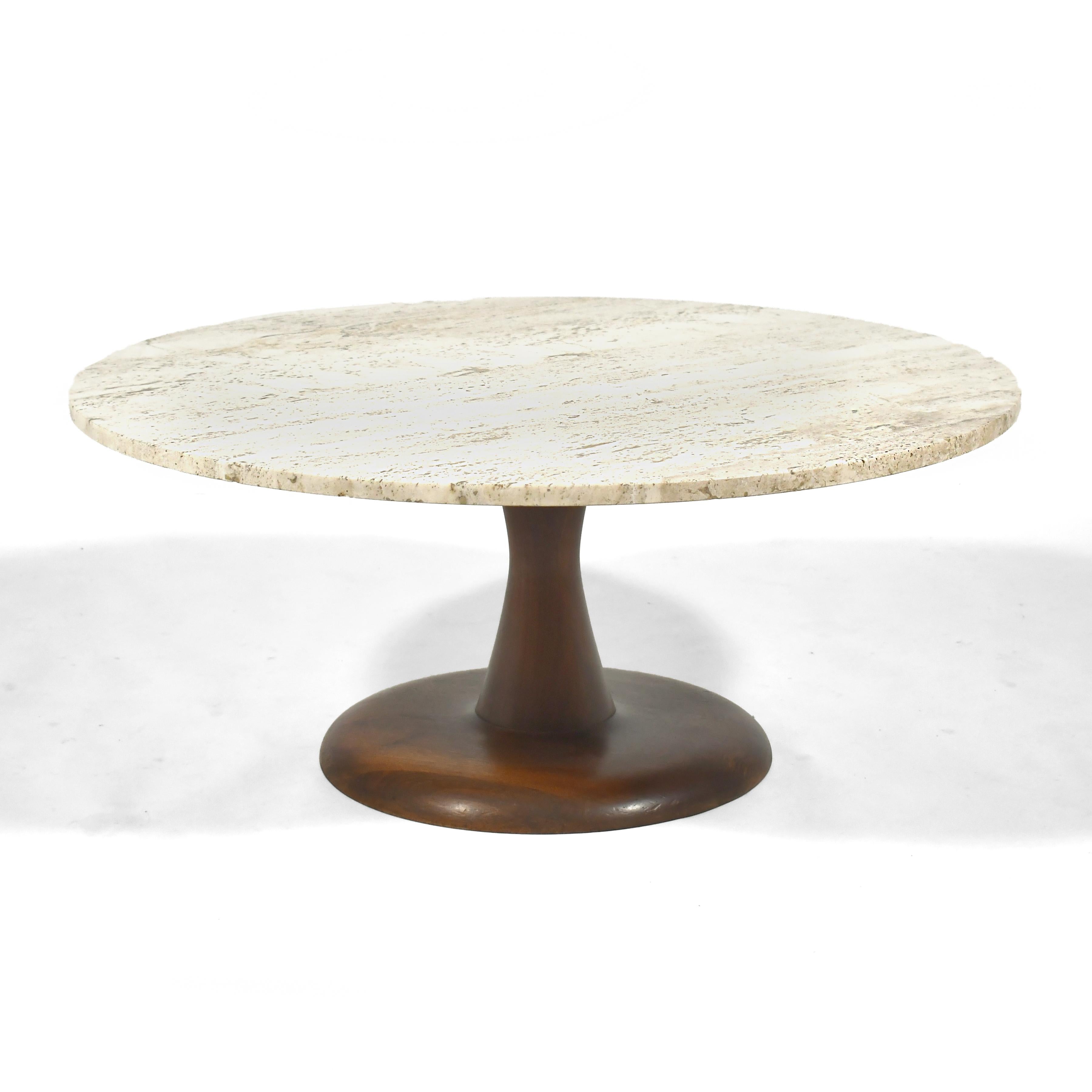 Mid-Century Modern Table basse du milieu du siècle en noyer et travertin en vente