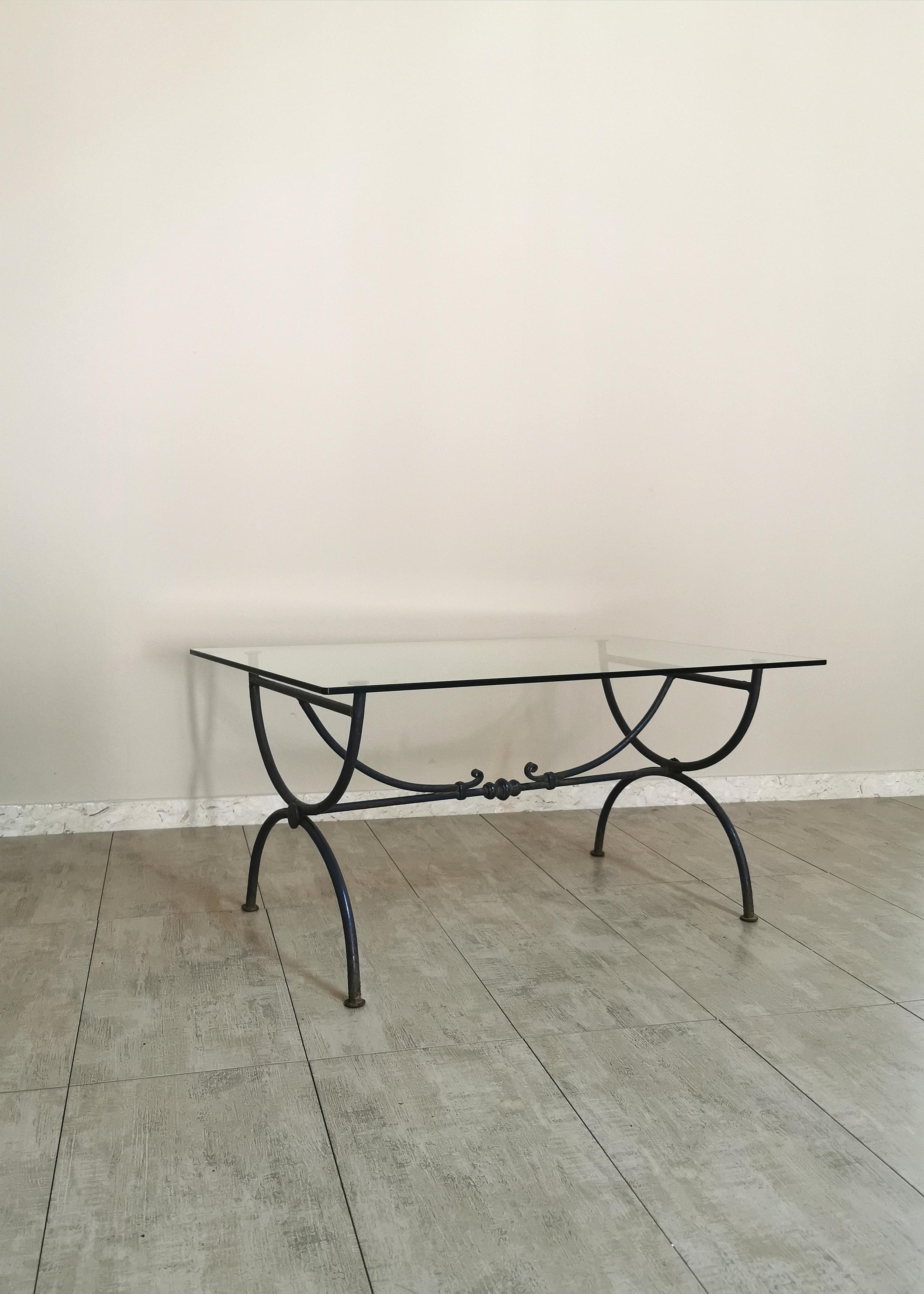 Large late 20th century iron coffee table with thick rectangular glass top. Produced in Italy. Its pleasant line allows it to be perfectly located in outdoor and indoor environments.