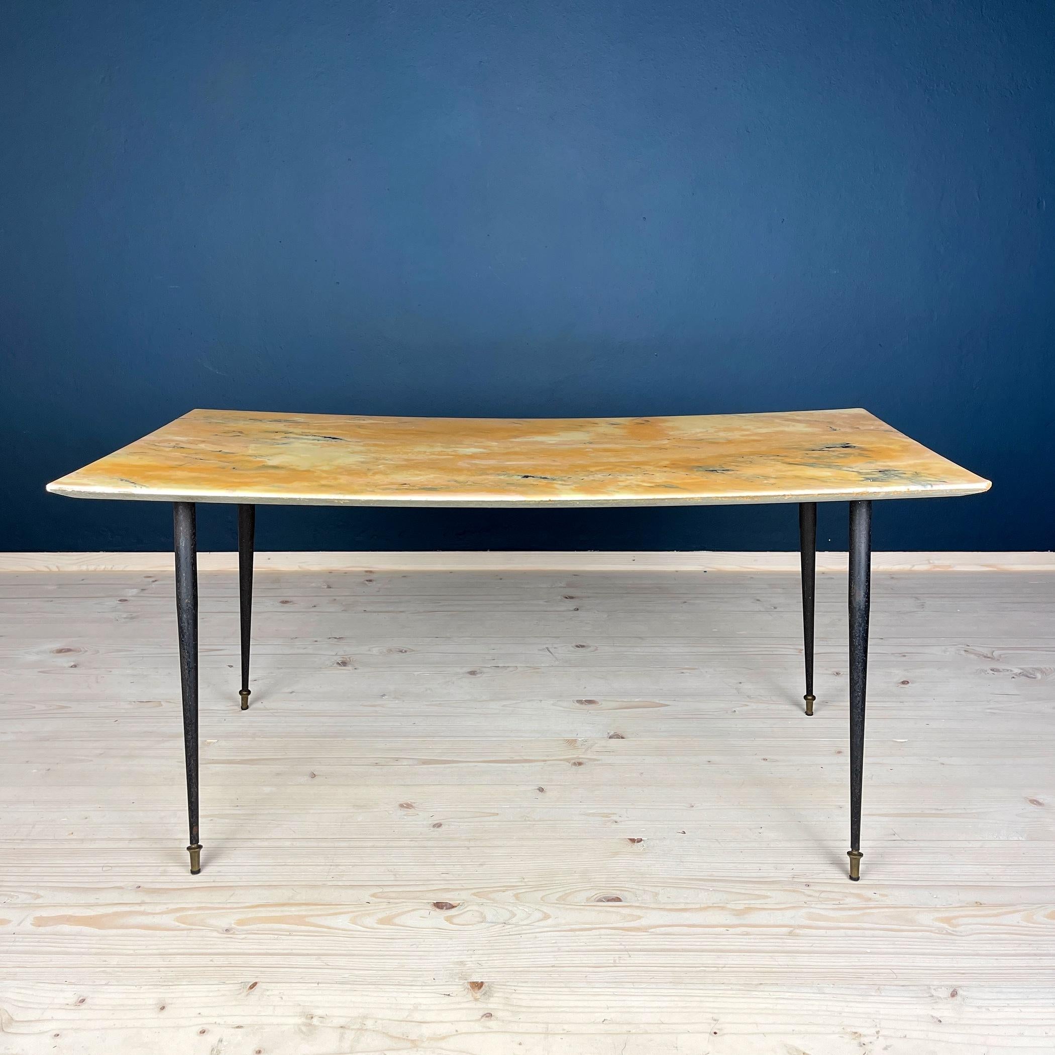 Rehaussez votre espace de vie avec cette exquise table basse vintage, issue de la charmante époque de l'Italie des années 1950. Il sert non seulement de pièce fonctionnelle mais aussi de bel élément décoratif, et son design garantit qu'il est