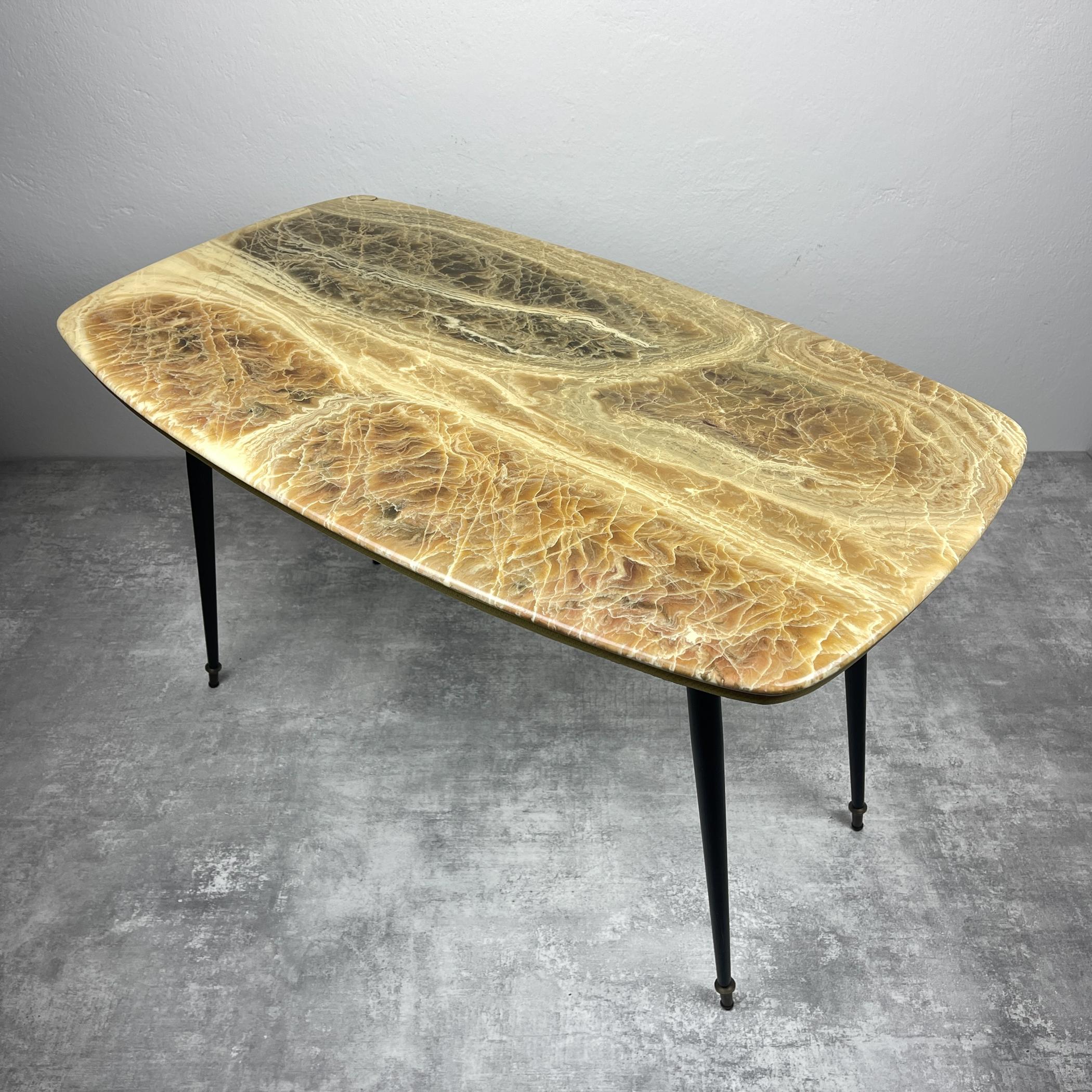 Preciosa mesa de centro vintage fabricada en Italia en los años 50.
Muy cómodo de usar. Puedes colocar en él bebidas, libros, un teléfono o un bolso. También es una bonita pieza de decoración vintage. Es tan útil como bonita, por lo que es perfecta